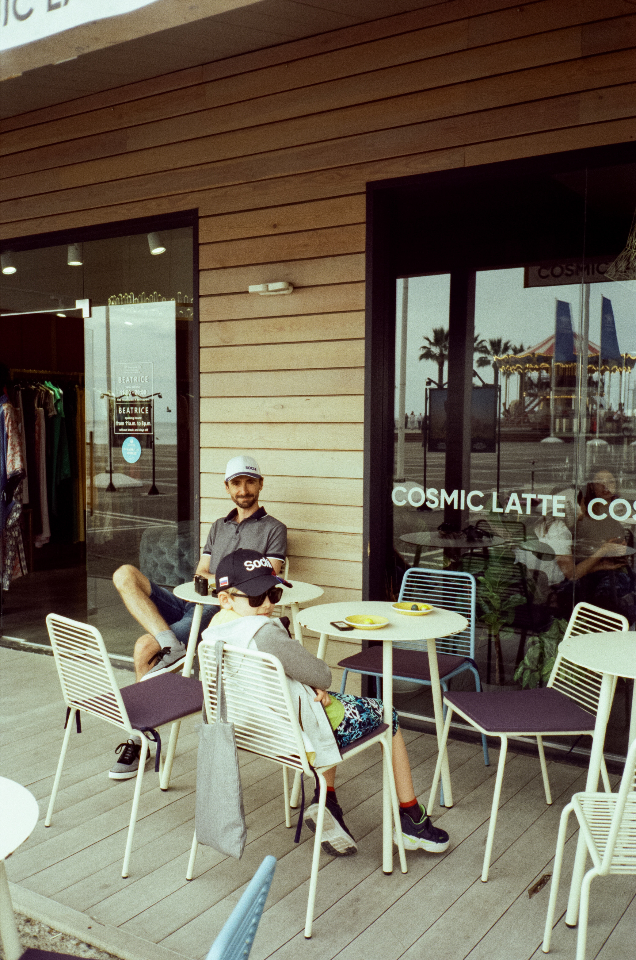 Прогулка по набережной Сочи: море, пальмы и уютная кофейня. Фотограф-документалист Мария Осокина