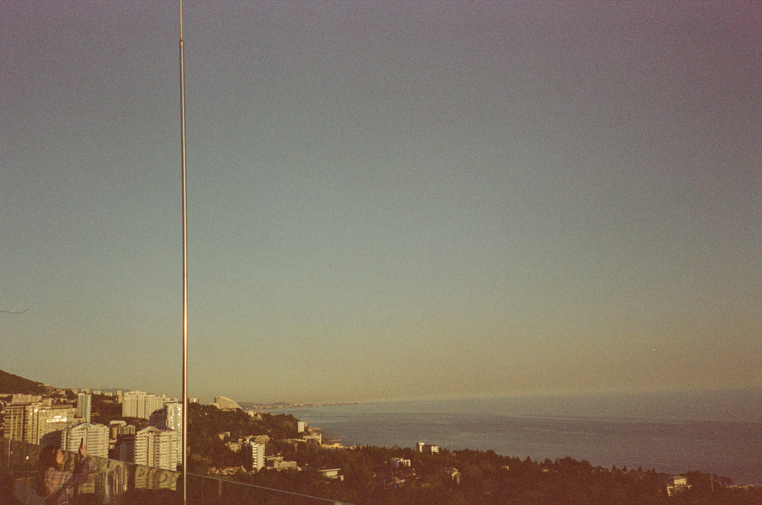 Вечерняя прогулка: закаты, крыша Metropol и улочки Сочи. Фотограф-документалист Мария Осокина