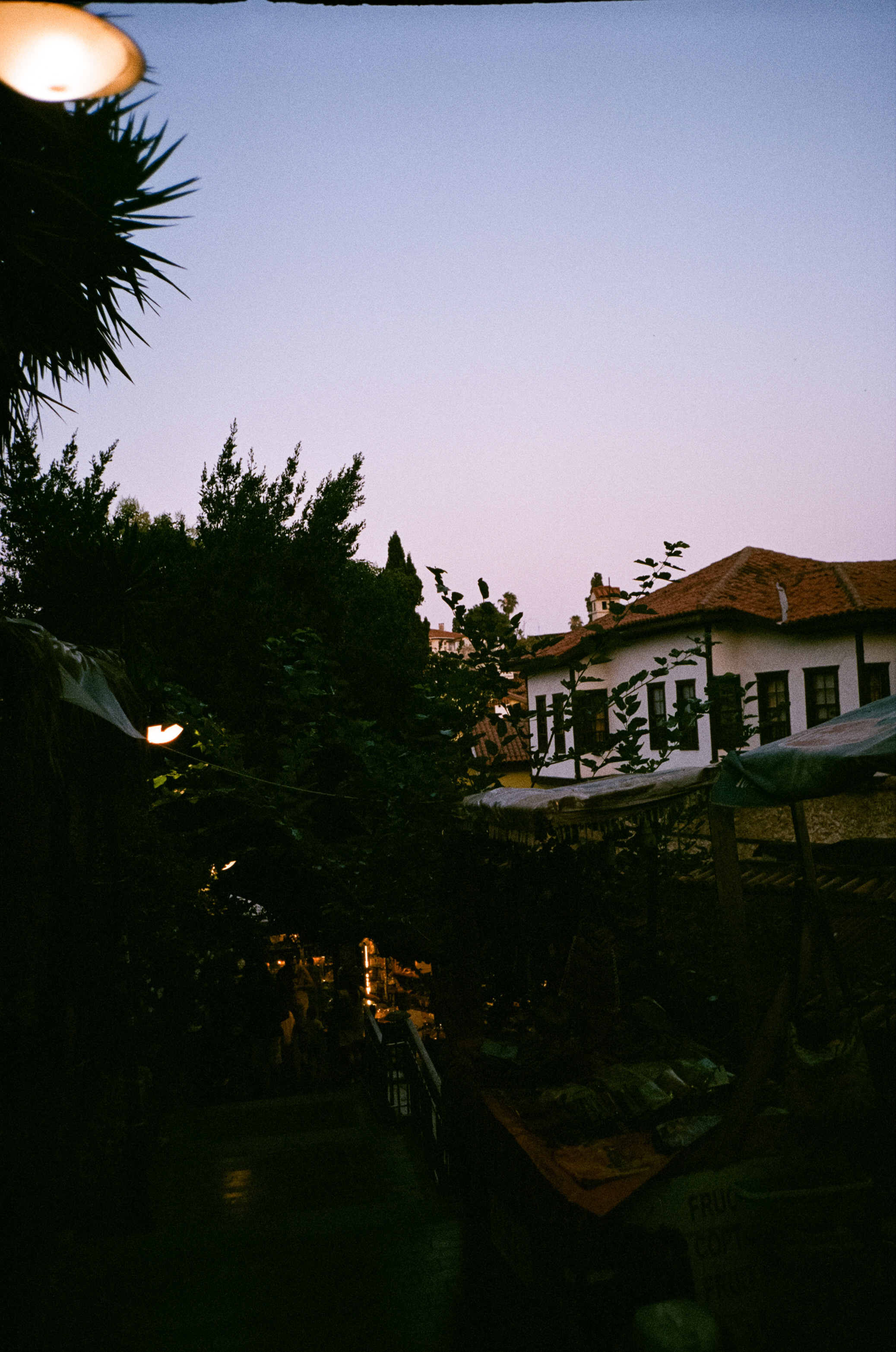 Вечерний город, улочка баров, пальмы и рассвет нового дня. Фотограф-документалист Мария Осокина