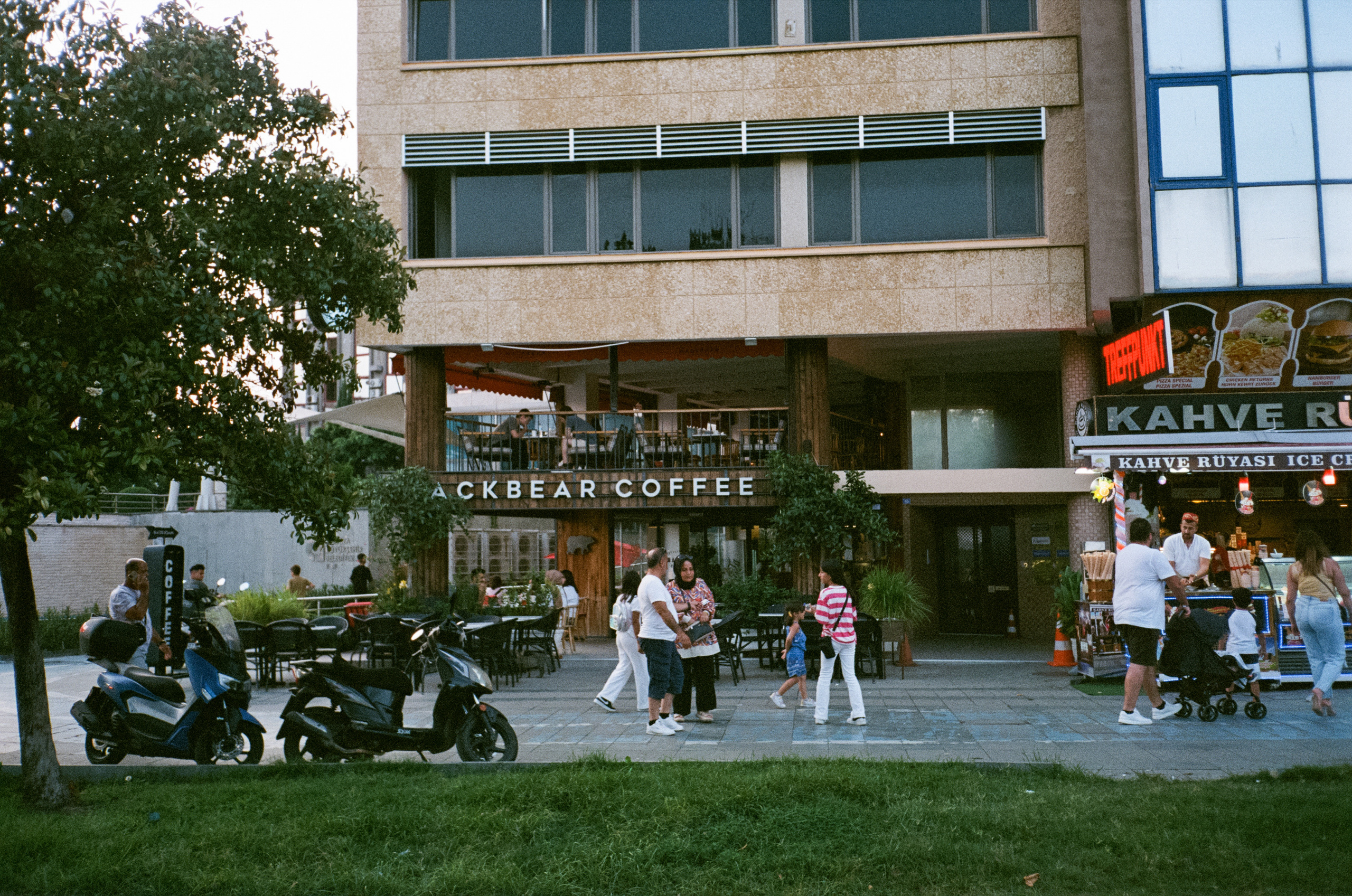 Аллея зонтиков и ночная Марина старого города. Фотограф-документалист Мария Осокина