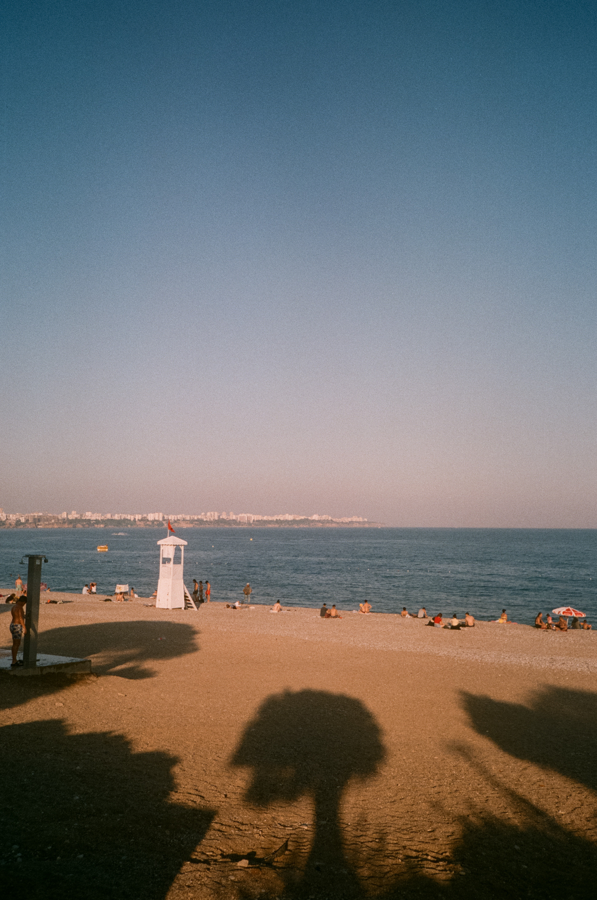 Вечерний вайб, кафе и кофейни, атмосфера, море и местные жители. Фотограф-документалист Мария Осокина