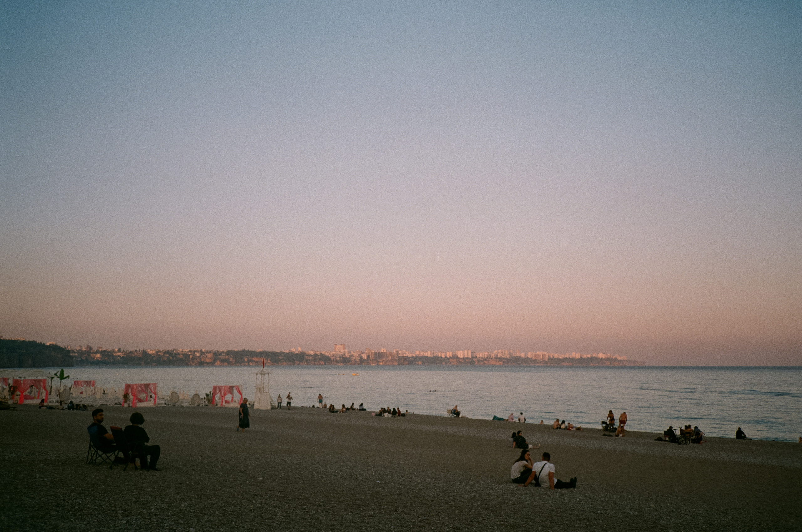 Вечерний вайб, кафе и кофейни, атмосфера, море и местные жители. Фотограф-документалист Мария Осокина