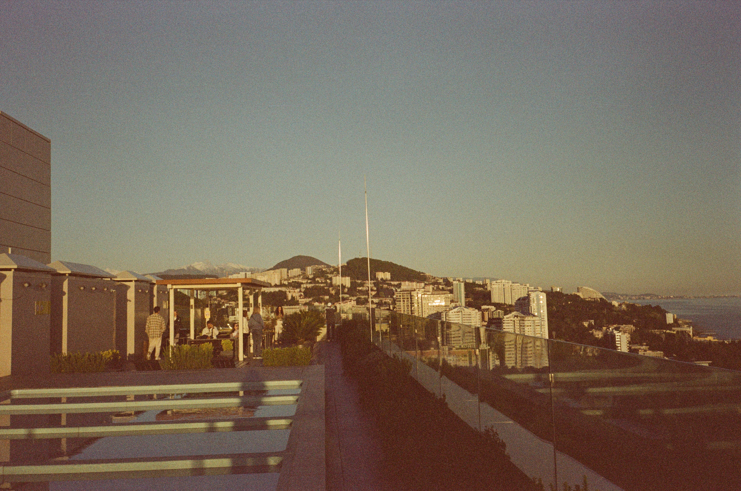 Вечерняя прогулка: закаты, крыша Metropol и улочки Сочи. Фотограф-документалист Мария Осокина