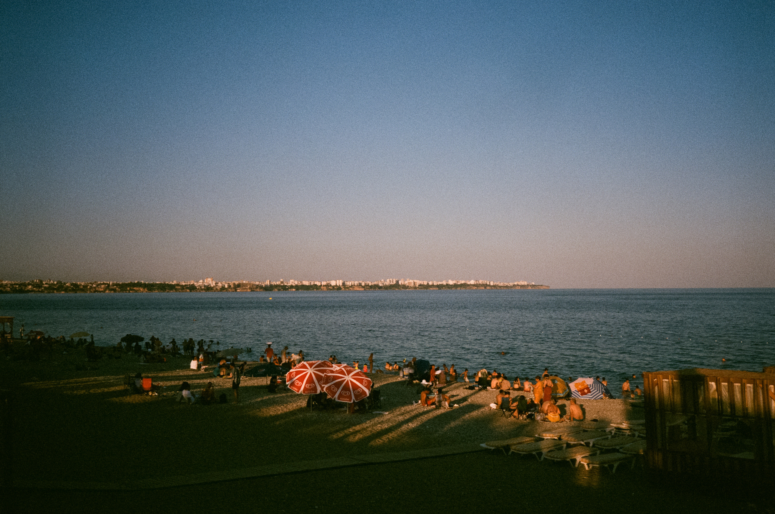 Вечерний город, улочка баров, пальмы и рассвет нового дня. Фотограф-документалист Мария Осокина
