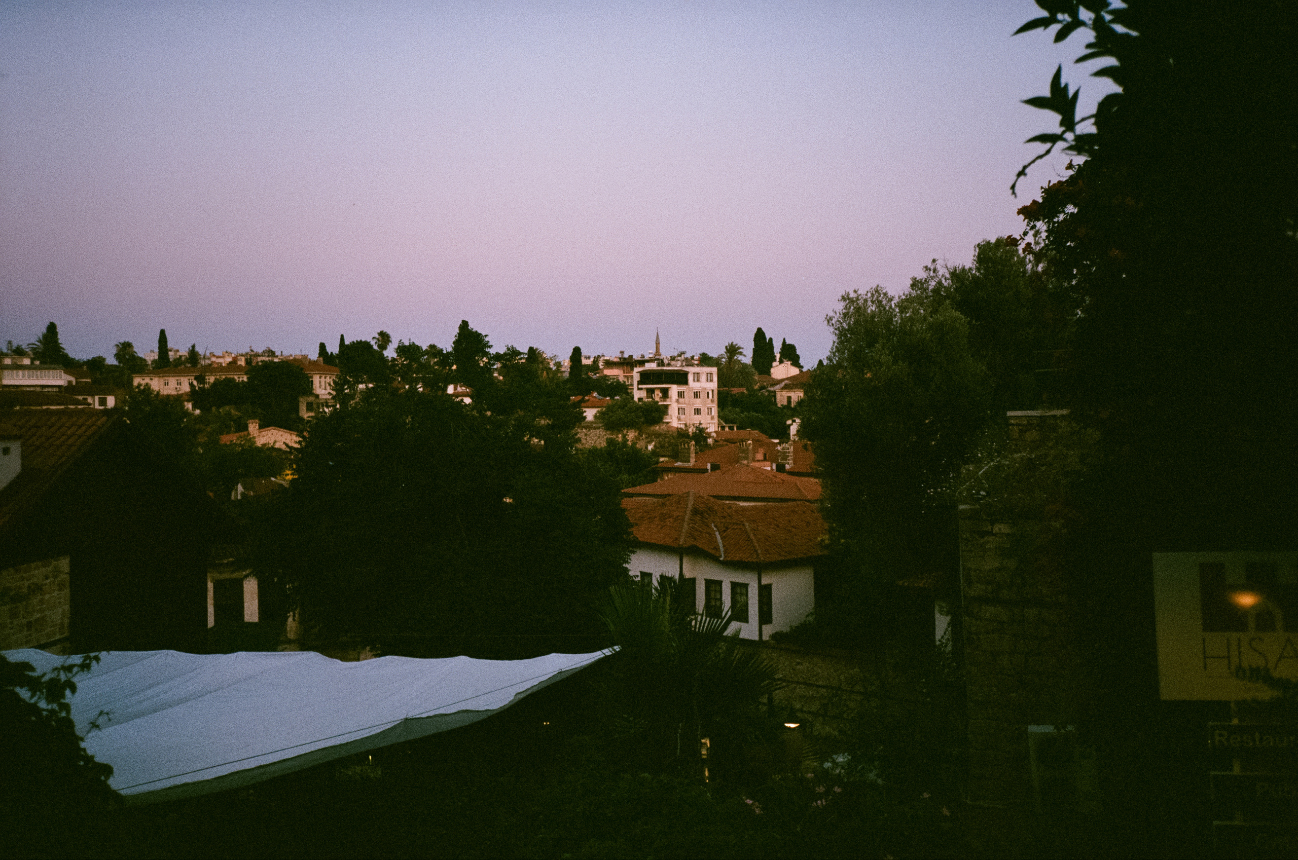 Вечерний город, улочка баров, пальмы и рассвет нового дня. Фотограф-документалист Мария Осокина