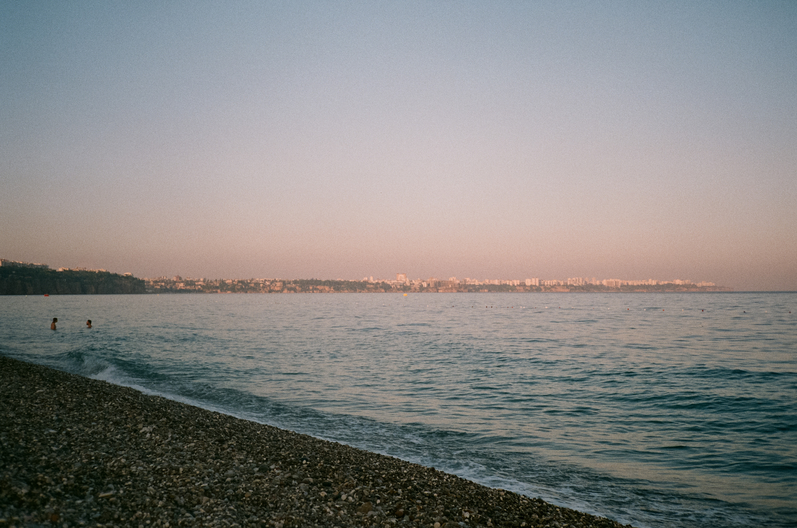 Вечерний вайб, кафе и кофейни, атмосфера, море и местные жители. Фотограф-документалист Мария Осокина