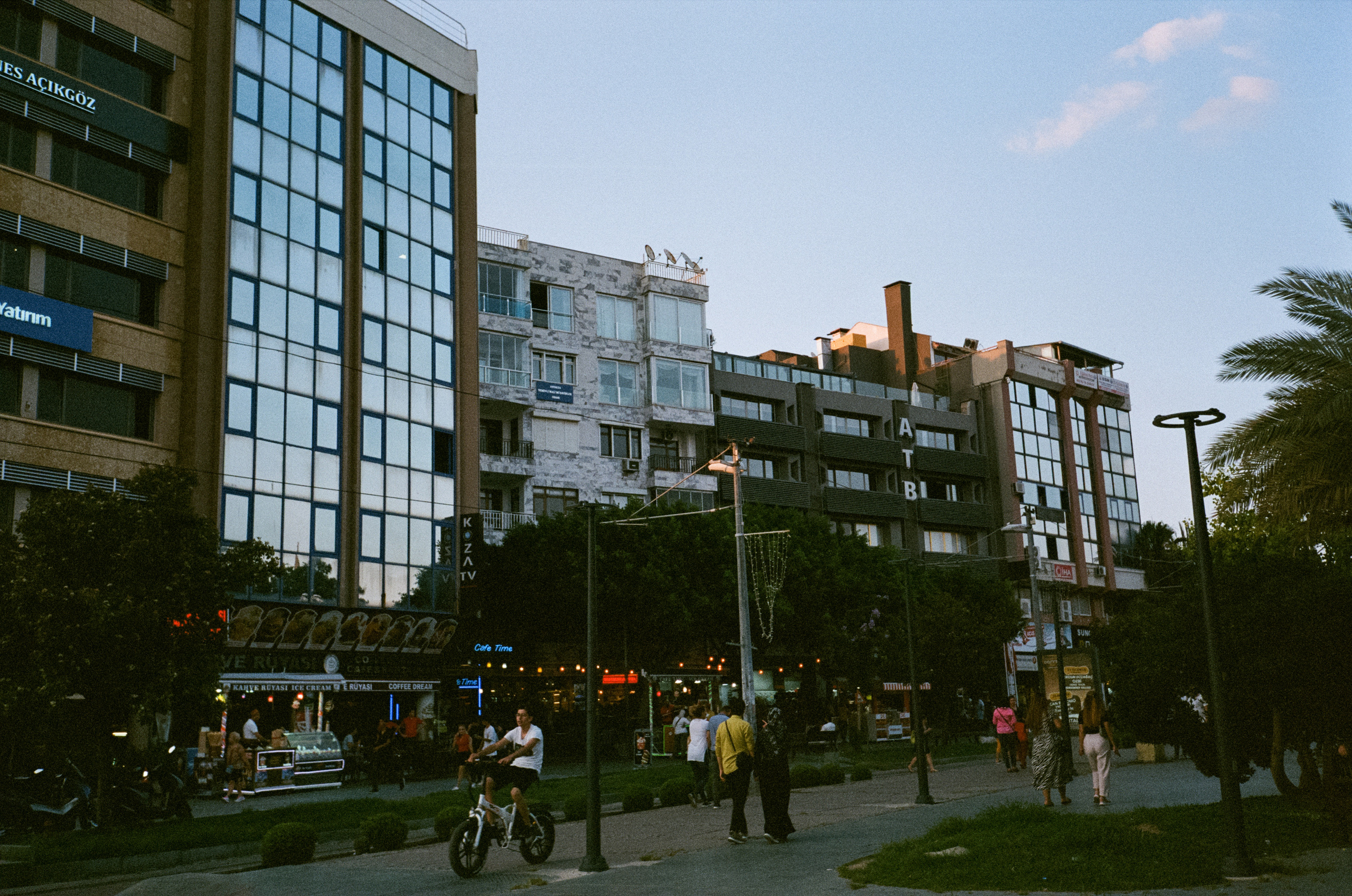 Аллея зонтиков и ночная Марина старого города. Фотограф-документалист Мария Осокина