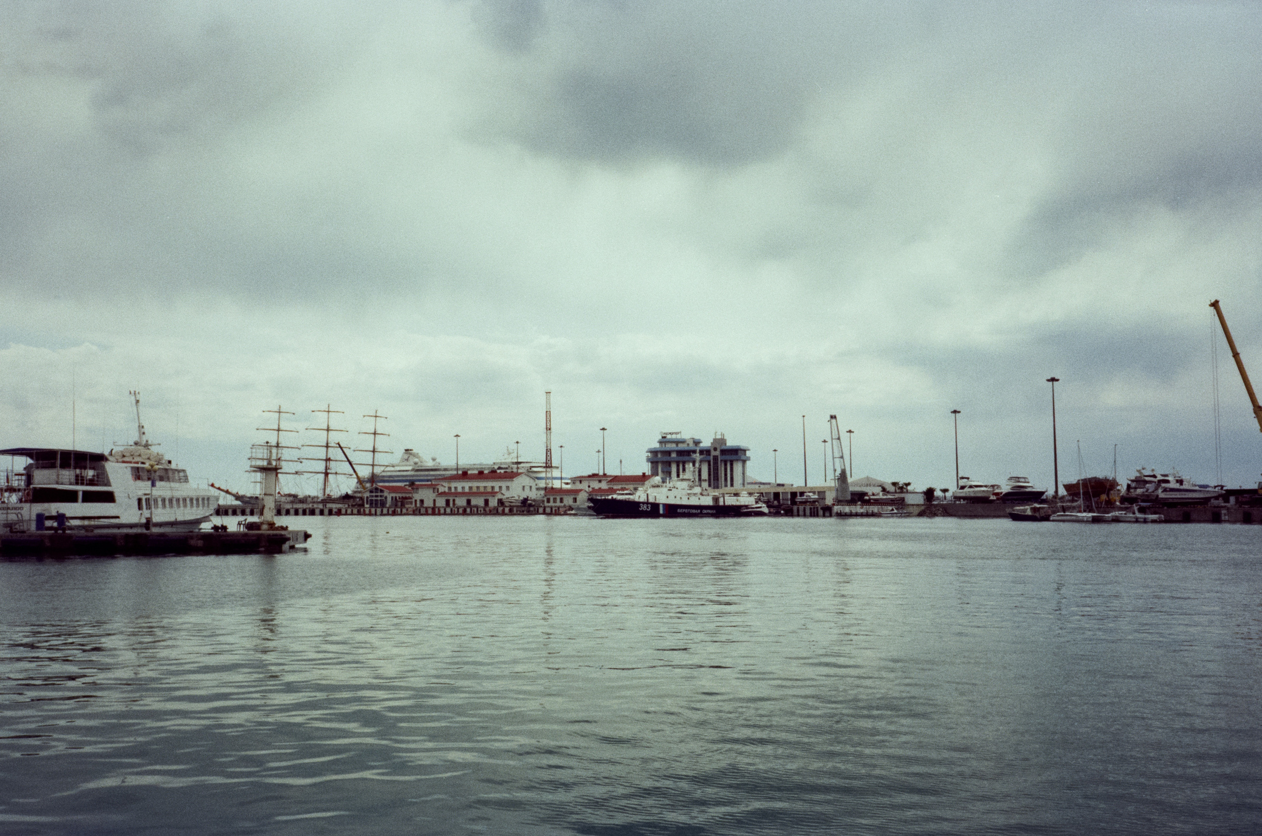 Прогулка по набережной Сочи: море, пальмы и уютная кофейня. Фотограф-документалист Мария Осокина