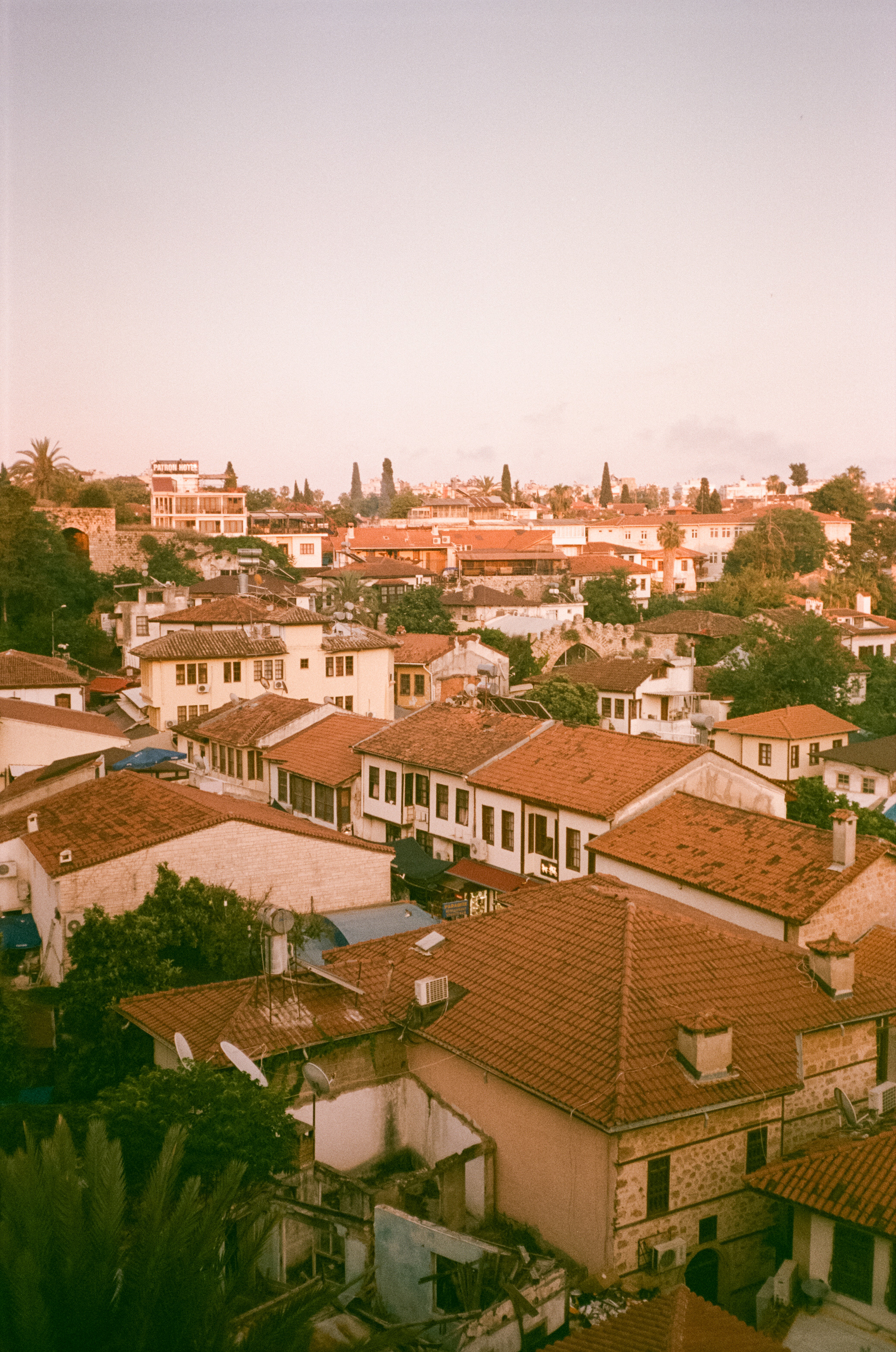 Вид на старый город и порт со смотровой площадки. Просрочка. Фотограф-документалист Мария Осокина