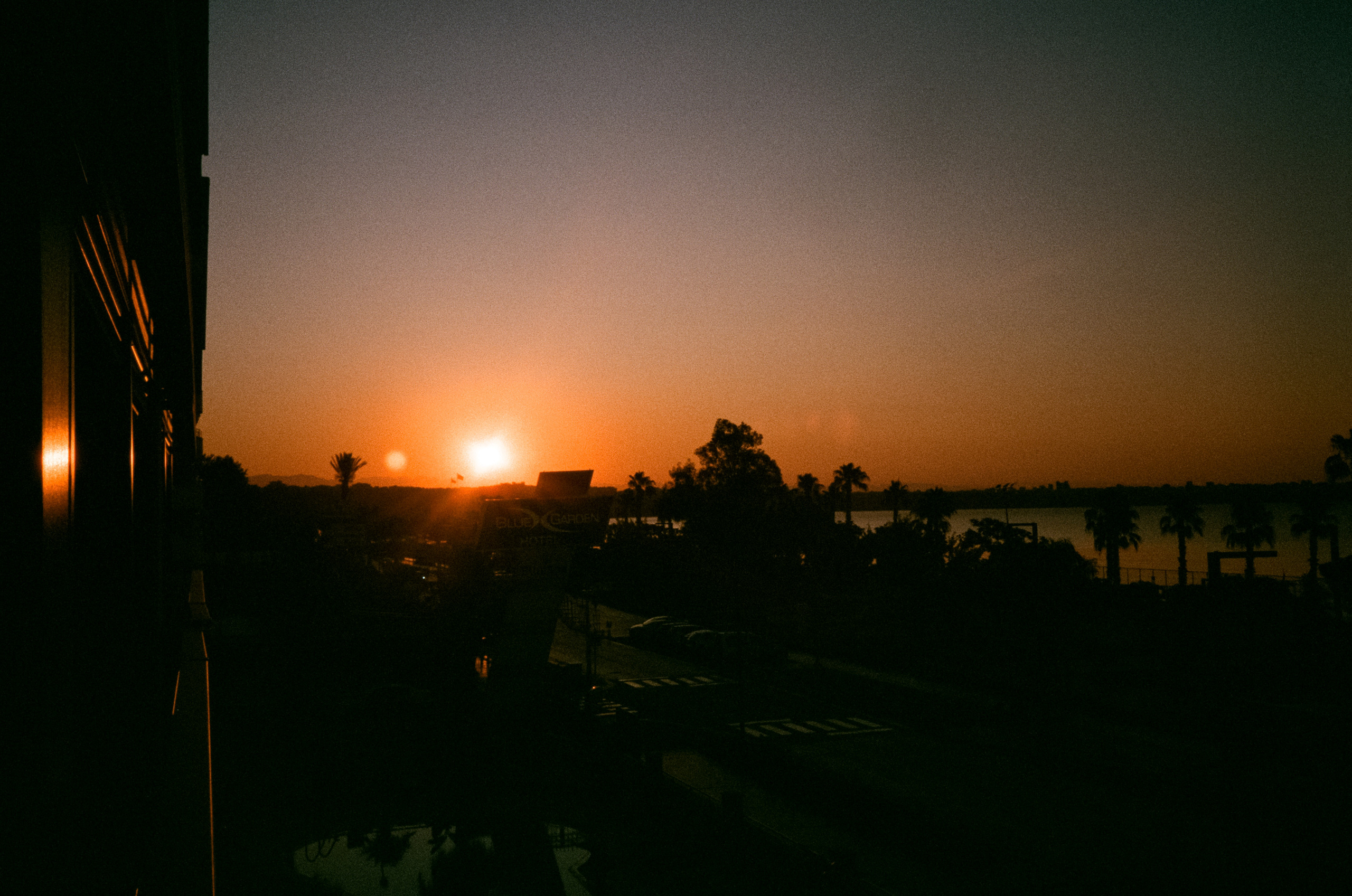 Вечерний город, улочка баров, пальмы и рассвет нового дня. Фотограф-документалист Мария Осокина