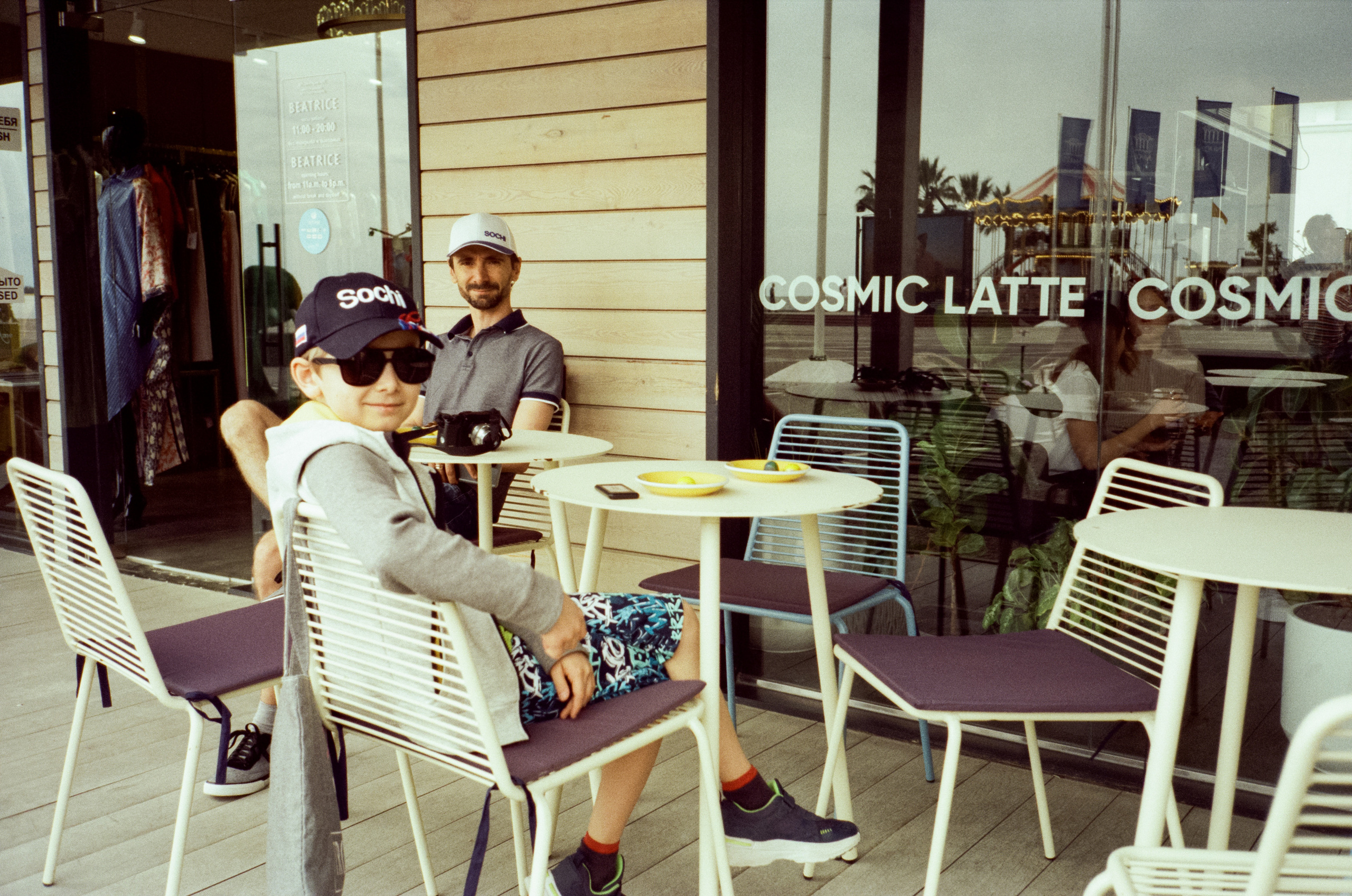 Прогулка по набережной Сочи: море, пальмы и уютная кофейня. Фотограф-документалист Мария Осокина