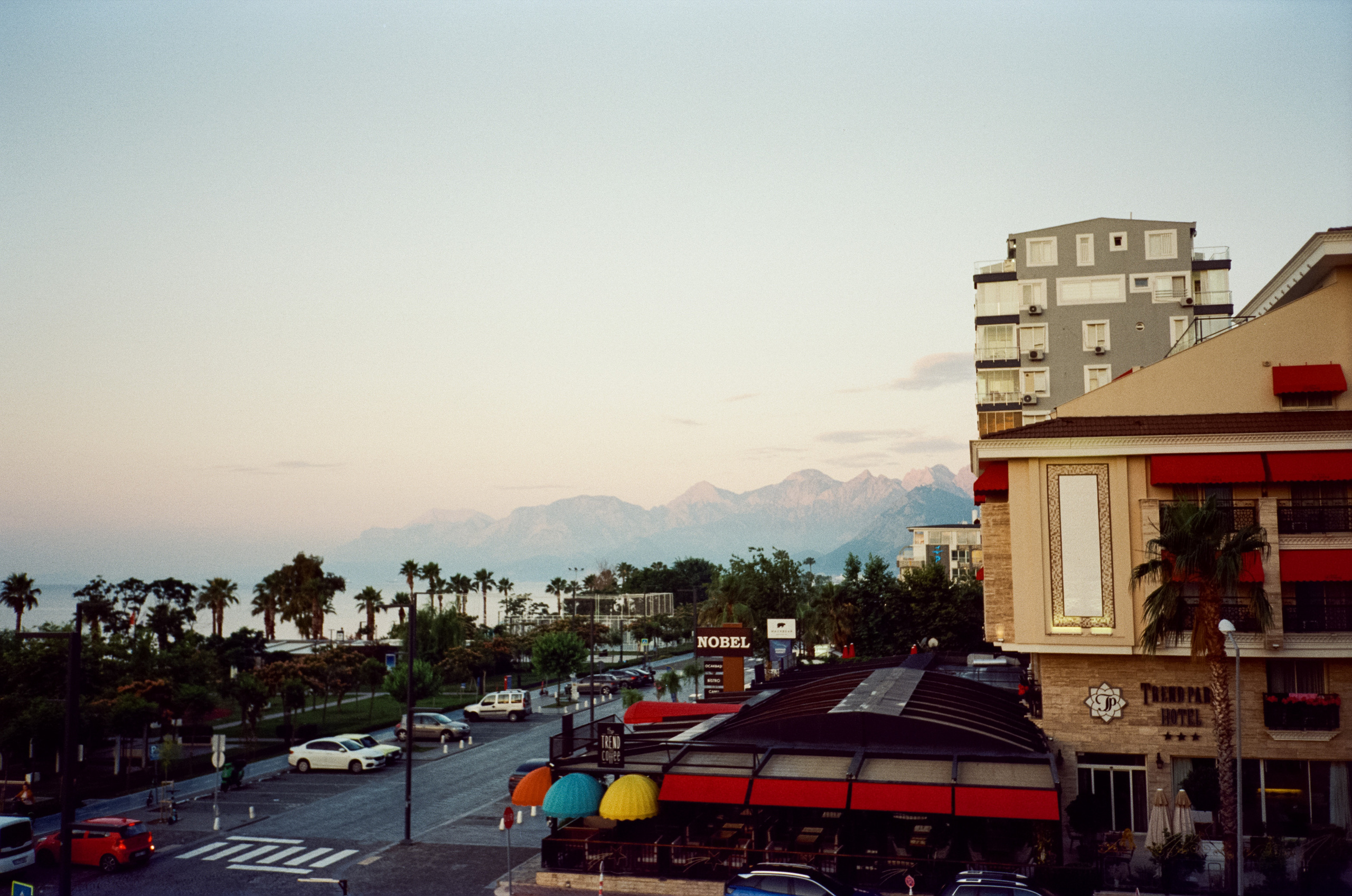 Рассвет и утро на пляже, кафе Trend Coffee и вечерняя набережная. Фотограф-документалист Мария Осокина