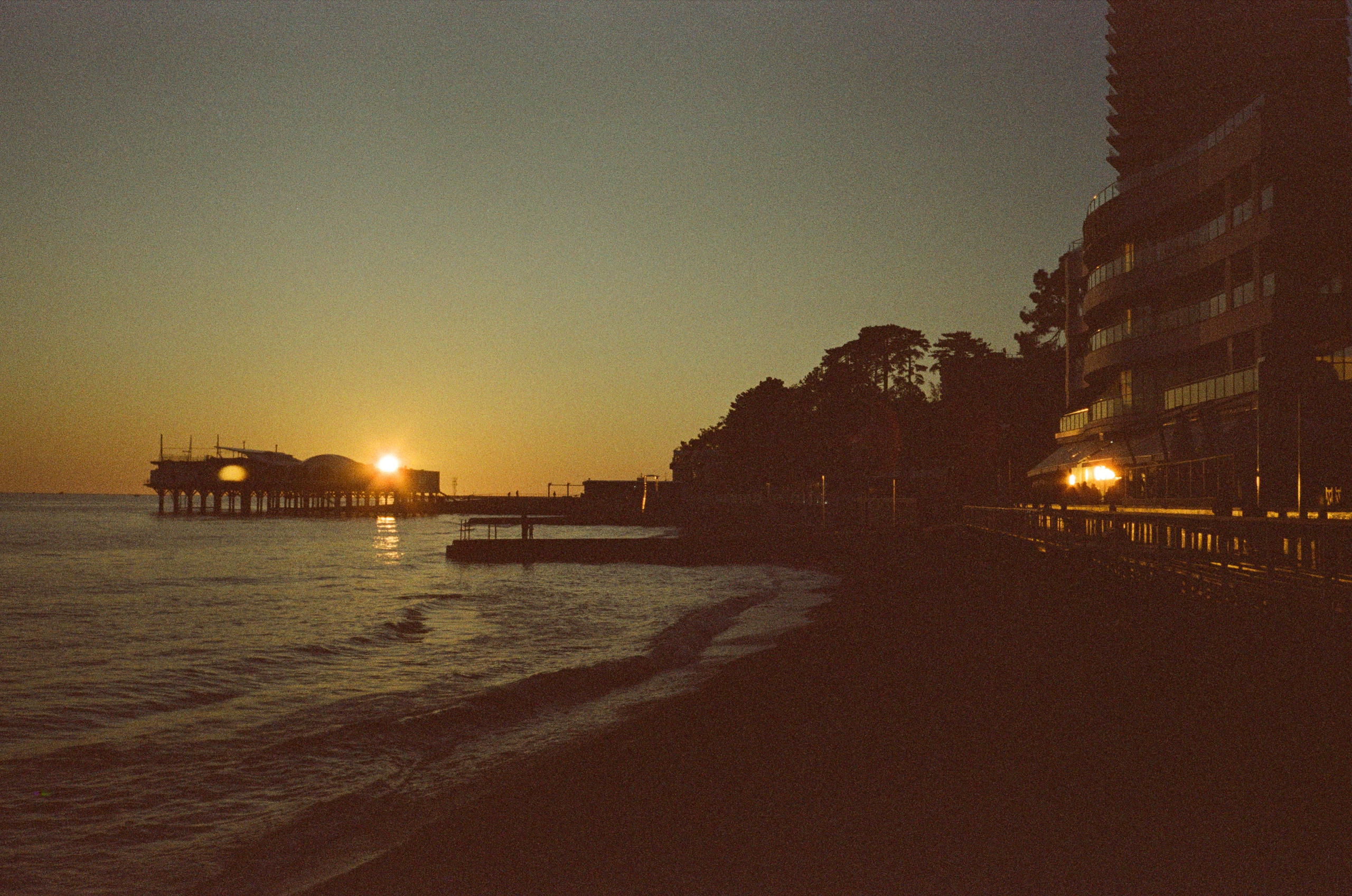 Вечерняя прогулка: закаты, крыша Metropol и улочки Сочи. Фотограф-документалист Мария Осокина