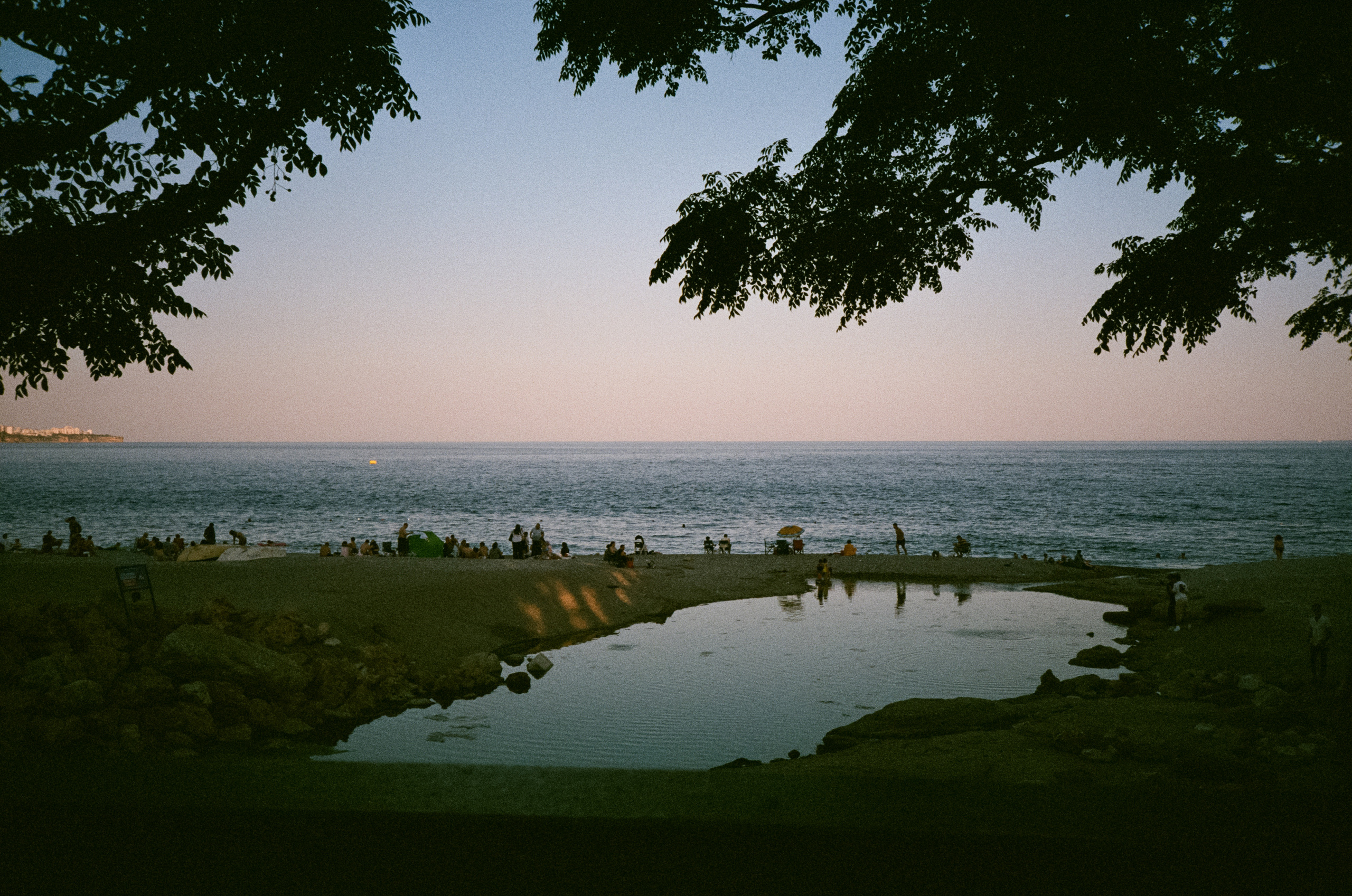 Вечерний город, улочка баров, пальмы и рассвет нового дня. Фотограф-документалист Мария Осокина