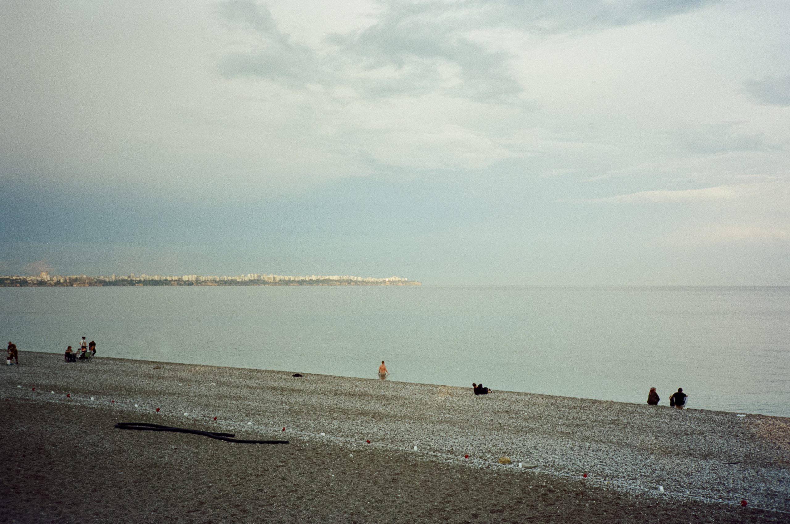 Вечерняя прогулка по набережной Коньяалты: море, корабли, пальмы и жел. Фотограф-документалист Мария Осокина