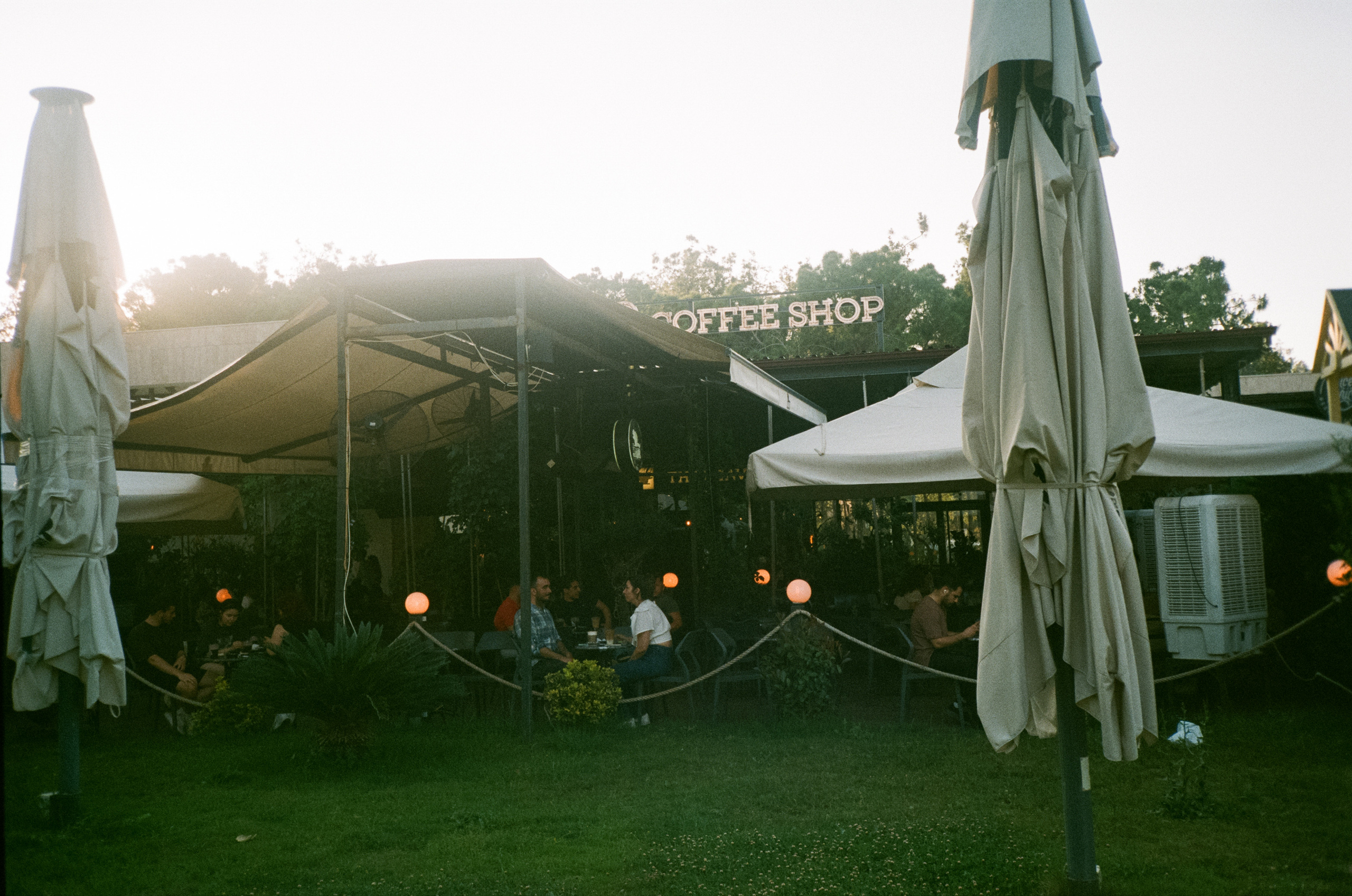 Вечерний вайб, кафе и кофейни, атмосфера, море и местные жители. Фотограф-документалист Мария Осокина