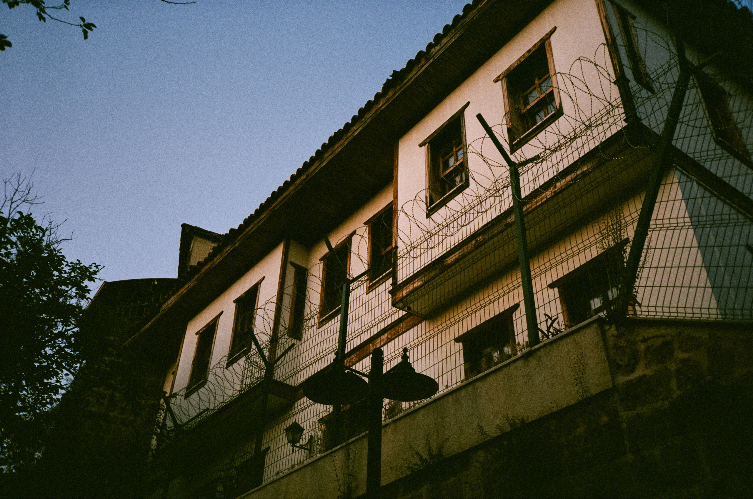 Вечерний город, улочка баров, пальмы и рассвет нового дня. Фотограф-документалист Мария Осокина