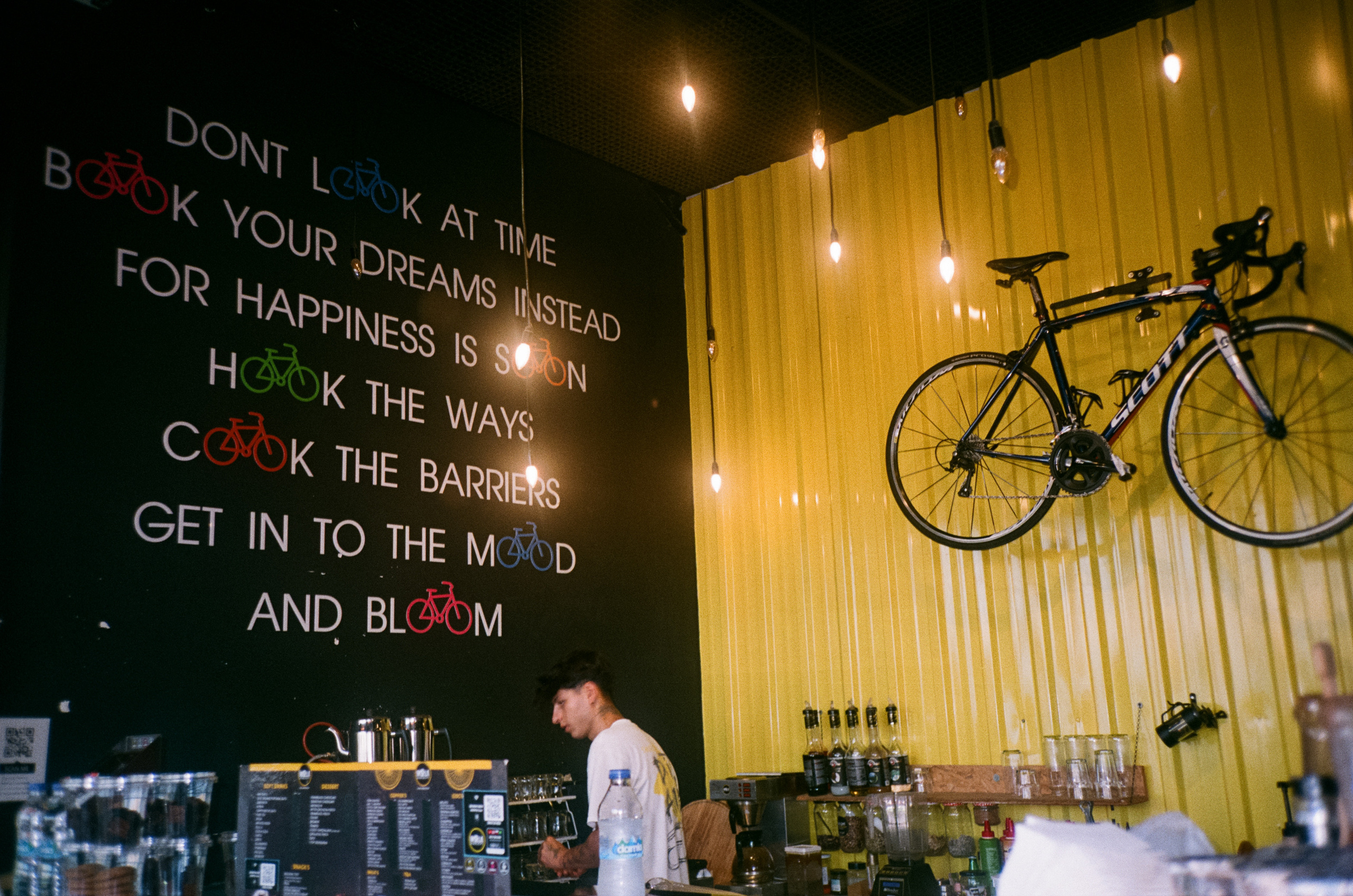 Вечерний вайб, кафе и кофейни, атмосфера, море и местные жители. Фотограф-документалист Мария Осокина