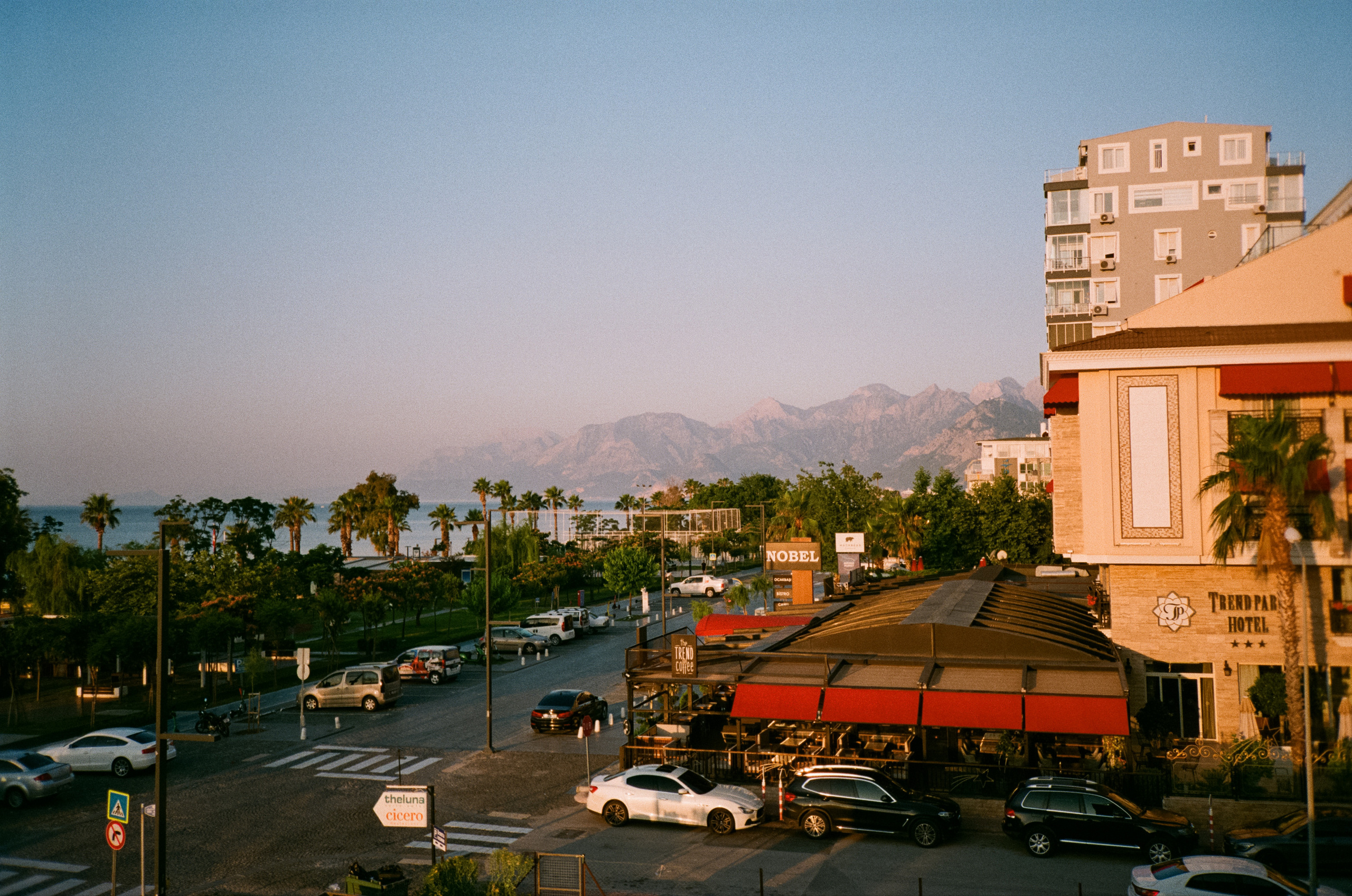 Вечерний вайб, кафе и кофейни, атмосфера, море и местные жители. Фотограф-документалист Мария Осокина