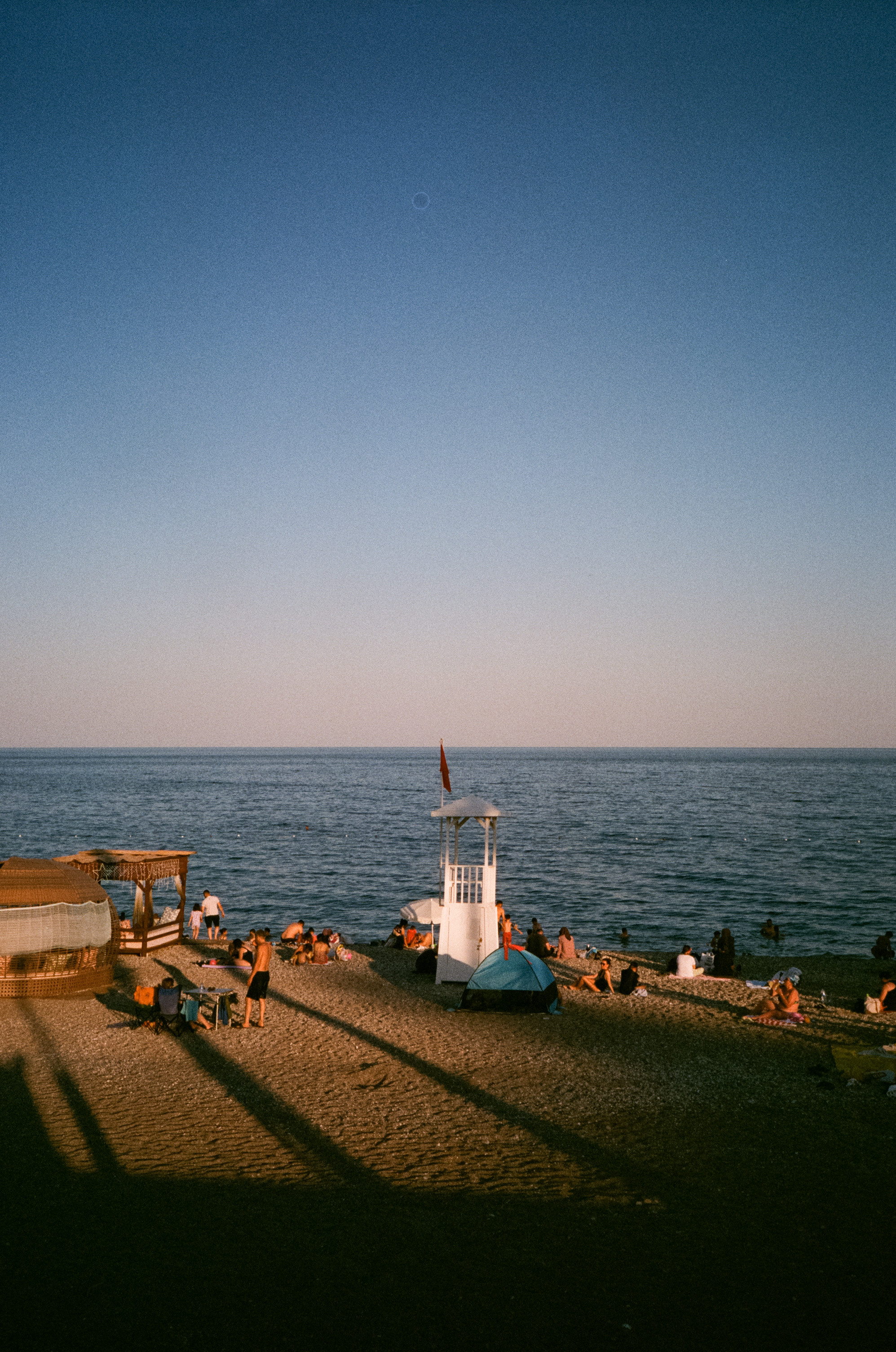 Вечерний город, улочка баров, пальмы и рассвет нового дня. Фотограф-документалист Мария Осокина