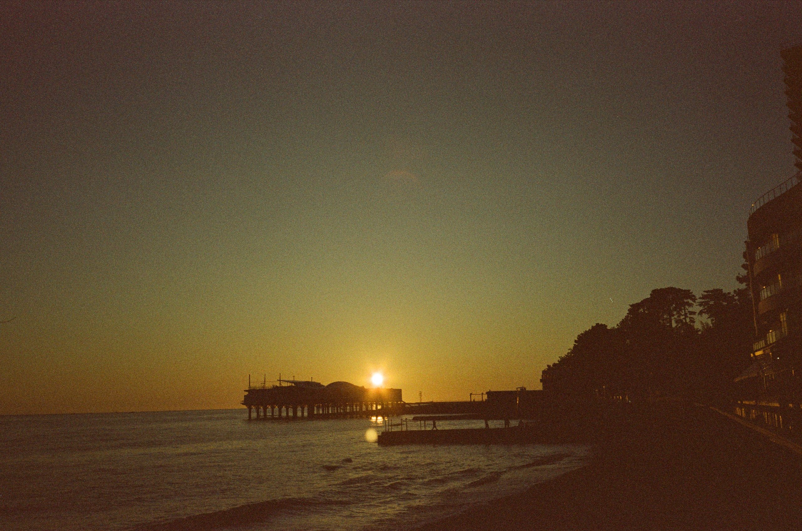 Вечерняя прогулка: закаты, крыша Metropol и улочки Сочи. Фотограф-документалист Мария Осокина