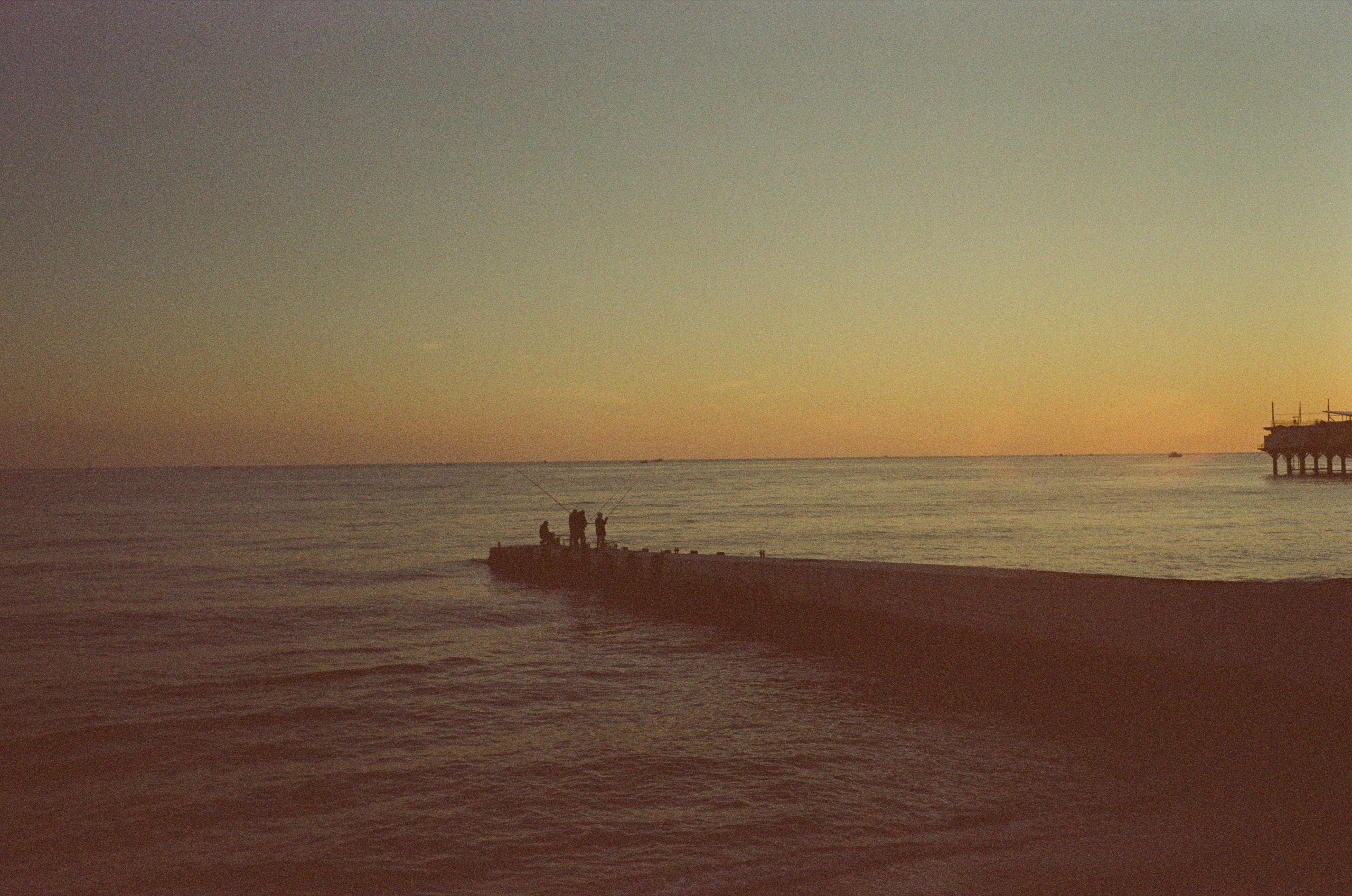 Вечерняя прогулка: закаты, крыша Metropol и улочки Сочи. Фотограф-документалист Мария Осокина