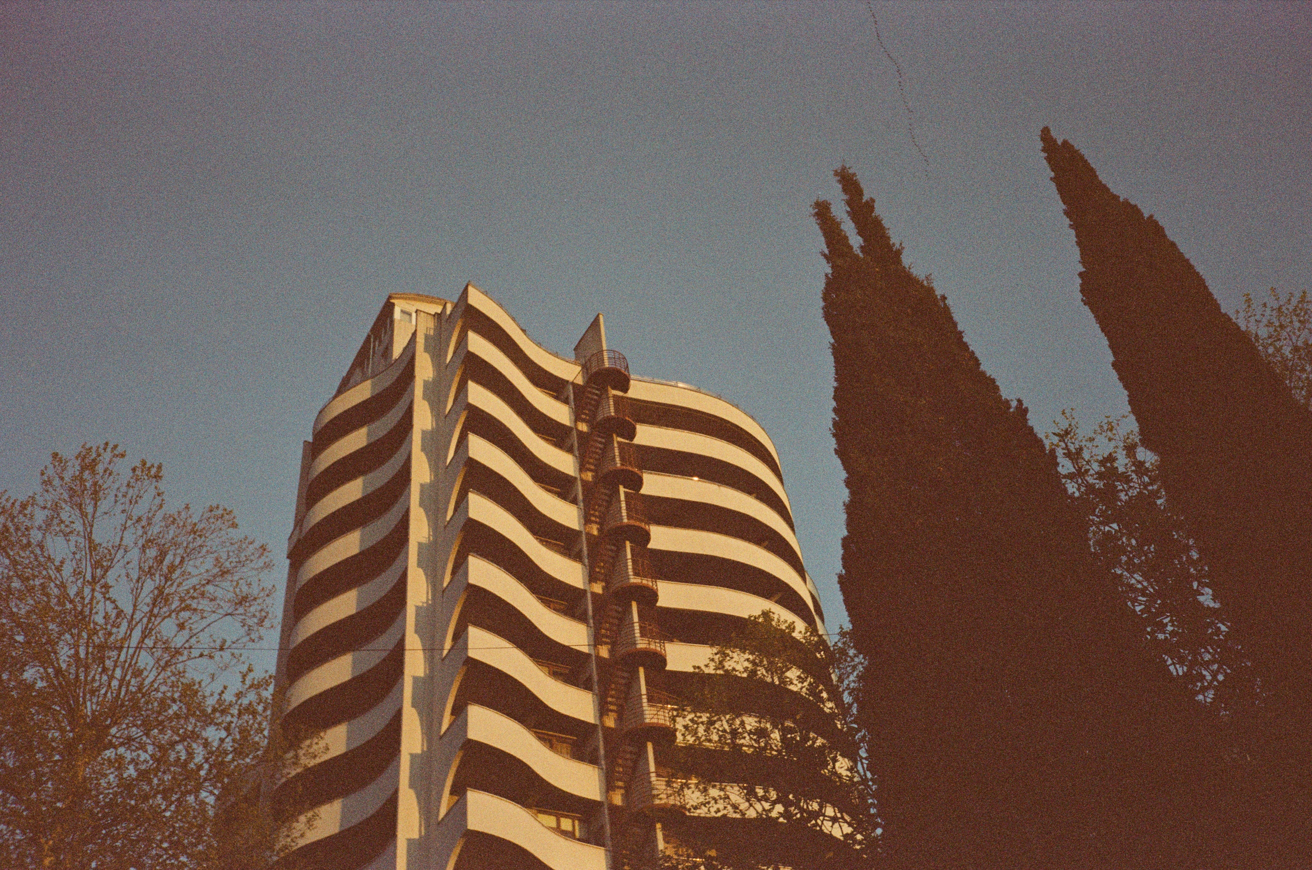 Вечерняя прогулка: закаты, крыша Metropol и улочки Сочи. Фотограф-документалист Мария Осокина