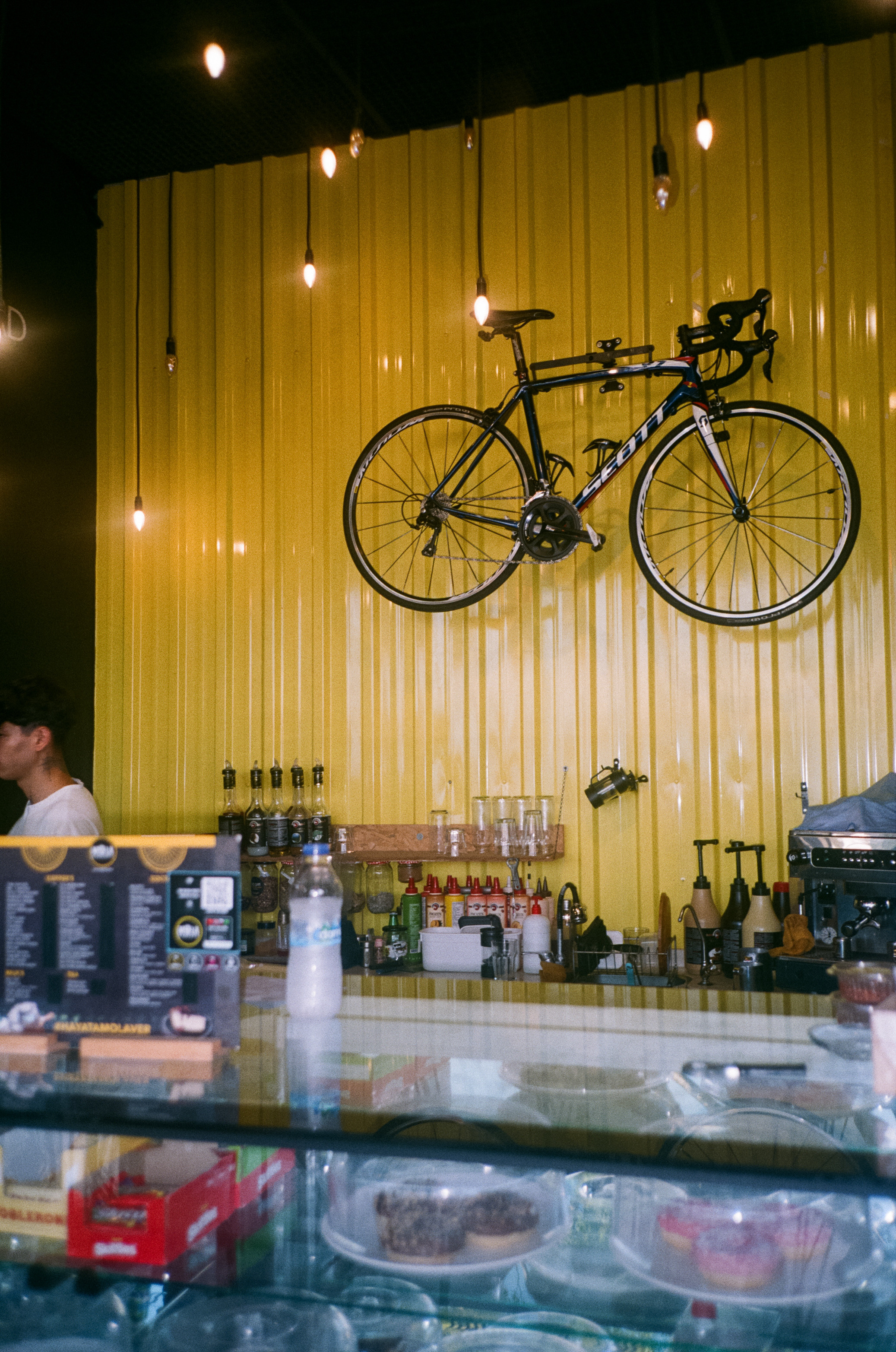 Вечерний вайб, кафе и кофейни, атмосфера, море и местные жители. Фотограф-документалист Мария Осокина