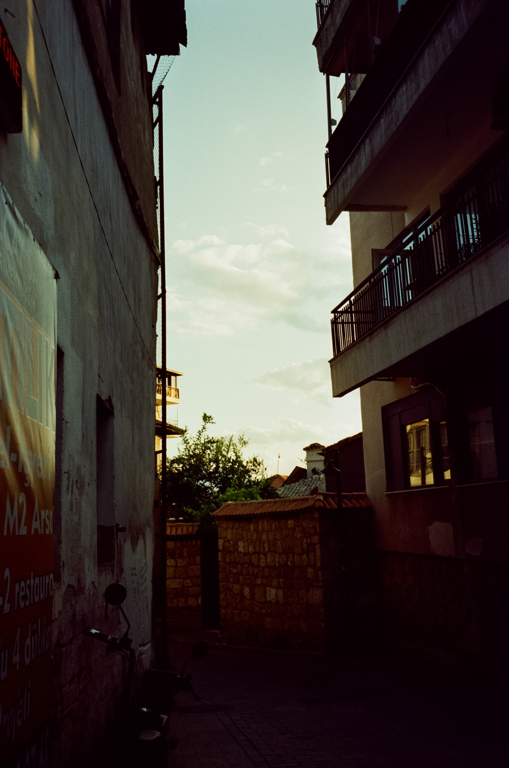 Атмосфера старого города, улочки и кафе Калеичи. Фотограф-документалист Мария Осокина