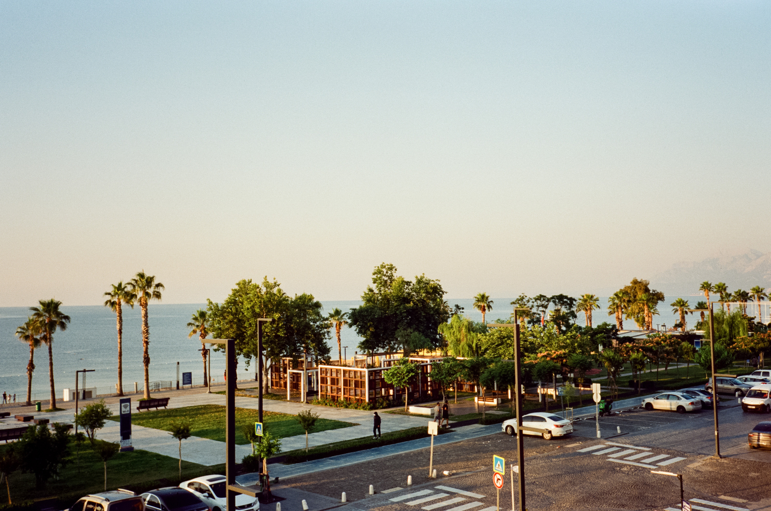 Рассвет и утро на пляже, кафе Trend Coffee и вечерняя набережная. Фотограф-документалист Мария Осокина