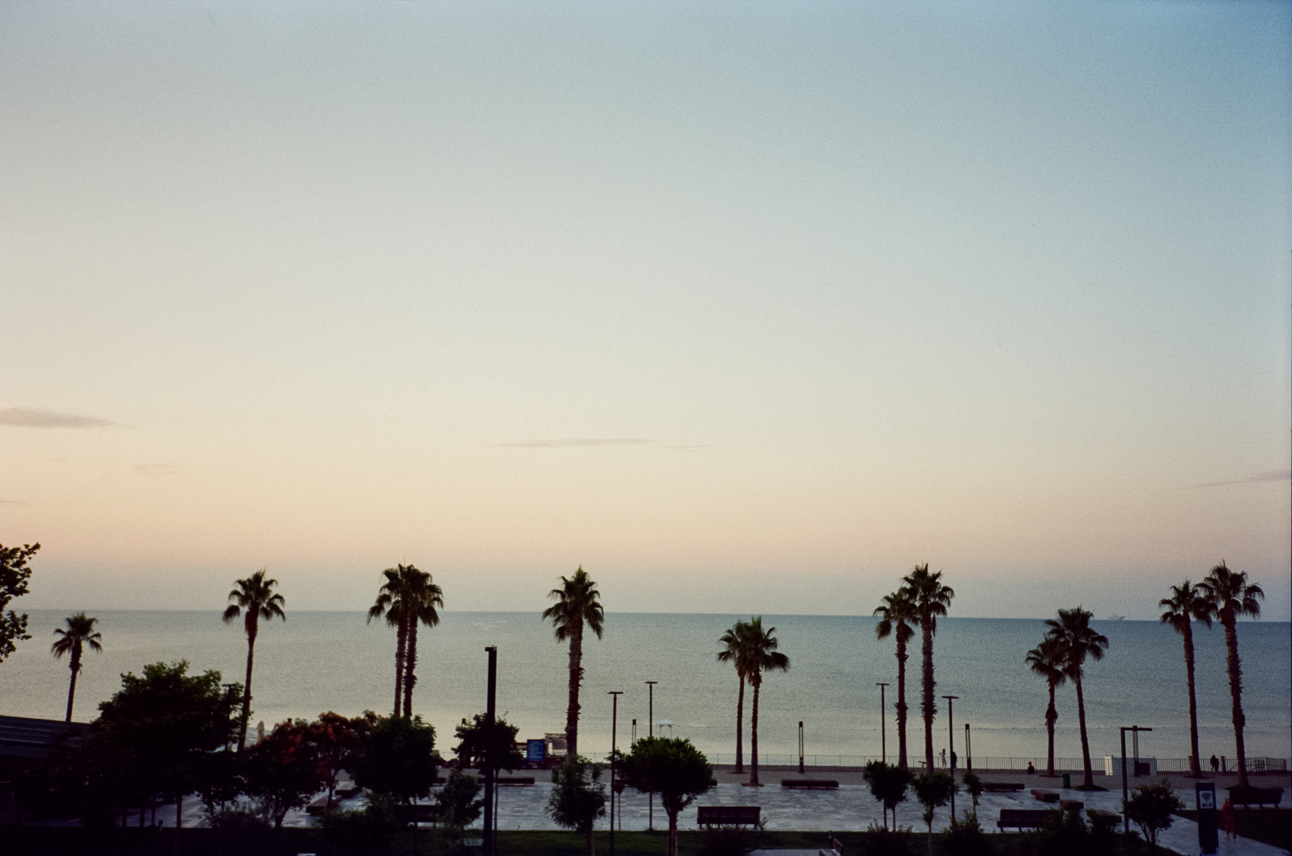 Рассвет и утро на пляже, кафе Trend Coffee и вечерняя набережная. Фотограф-документалист Мария Осокина