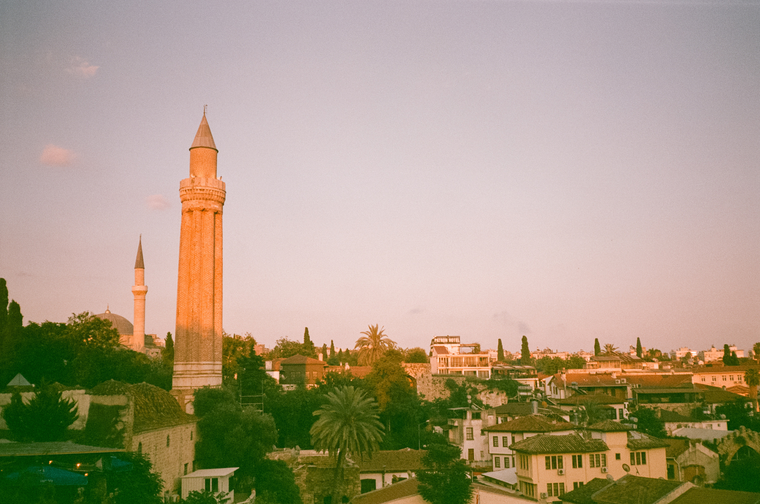 Вид на старый город и порт со смотровой площадки. Просрочка. Фотограф-документалист Мария Осокина