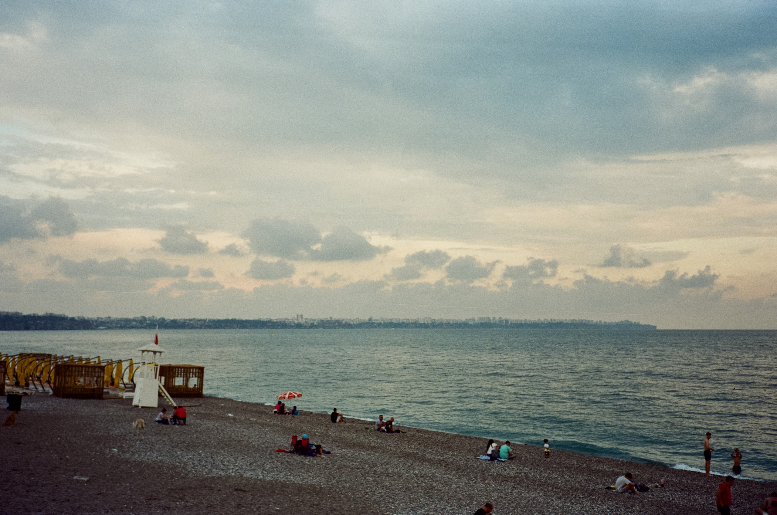 Рассвет и утро на пляже, кафе Trend Coffee и вечерняя набережная. Фотограф-документалист Мария Осокина