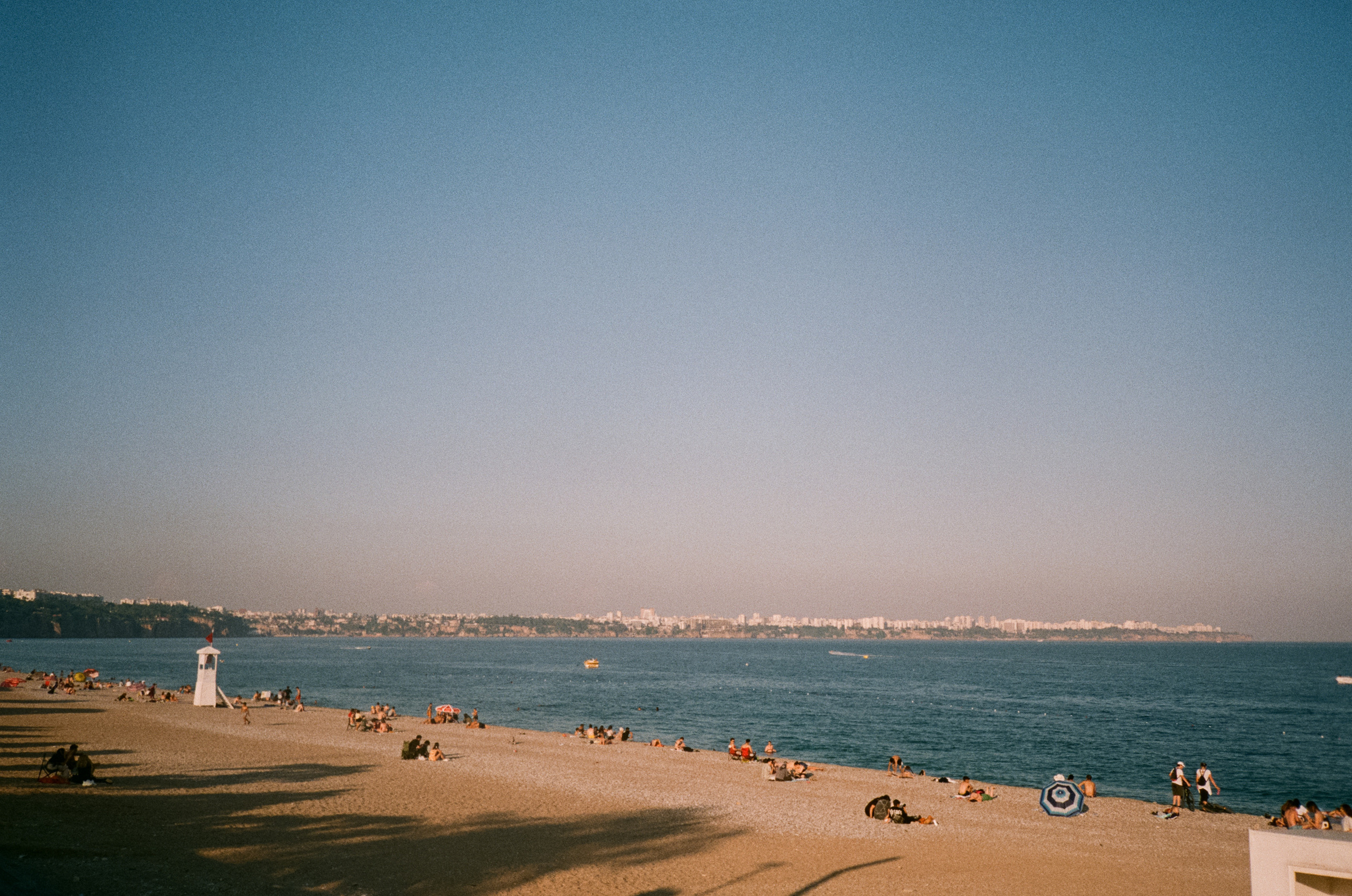 Вечерний вайб, кафе и кофейни, атмосфера, море и местные жители. Фотограф-документалист Мария Осокина