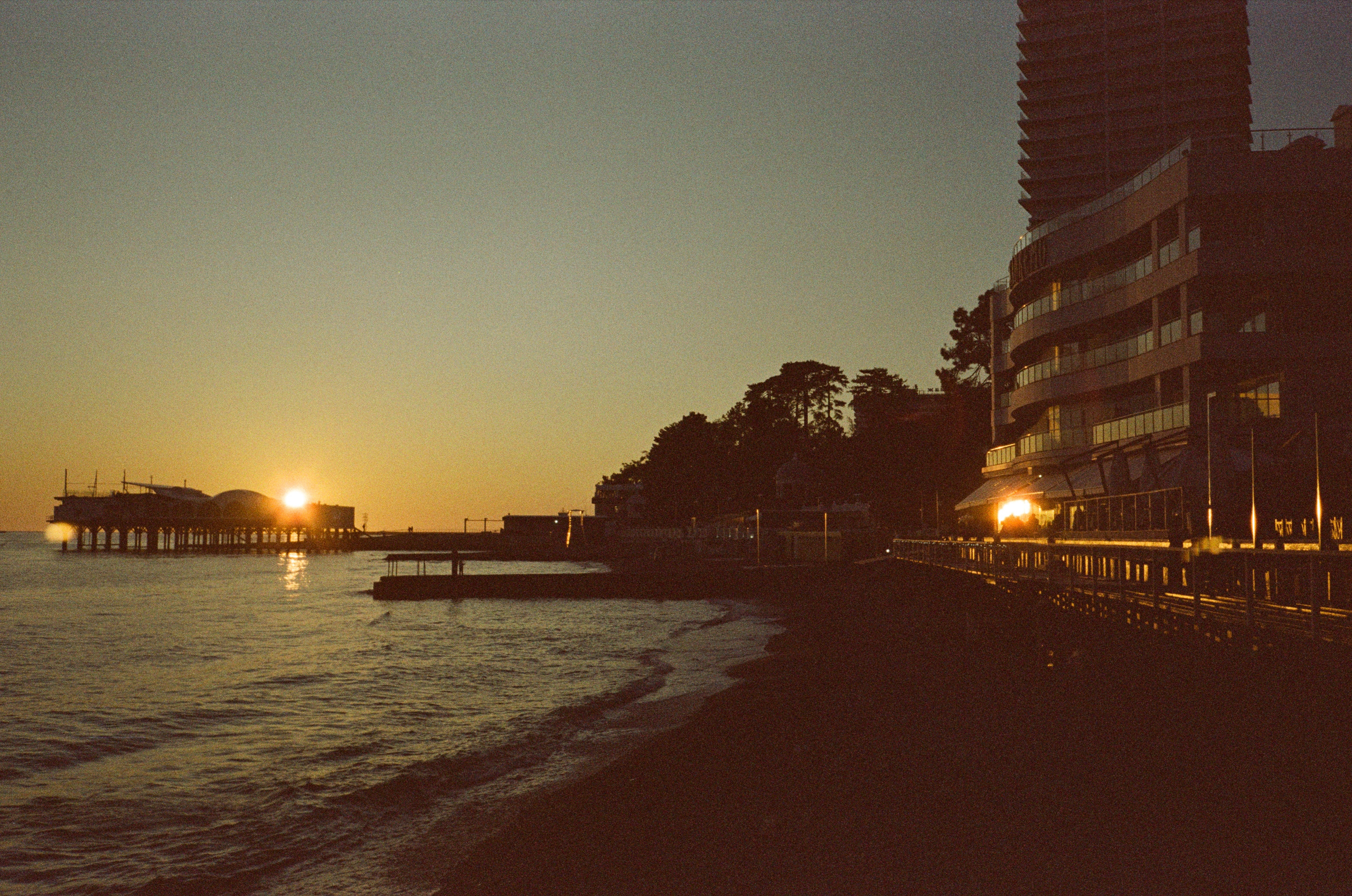 Вечерняя прогулка: закаты, крыша Metropol и улочки Сочи. Фотограф-документалист Мария Осокина