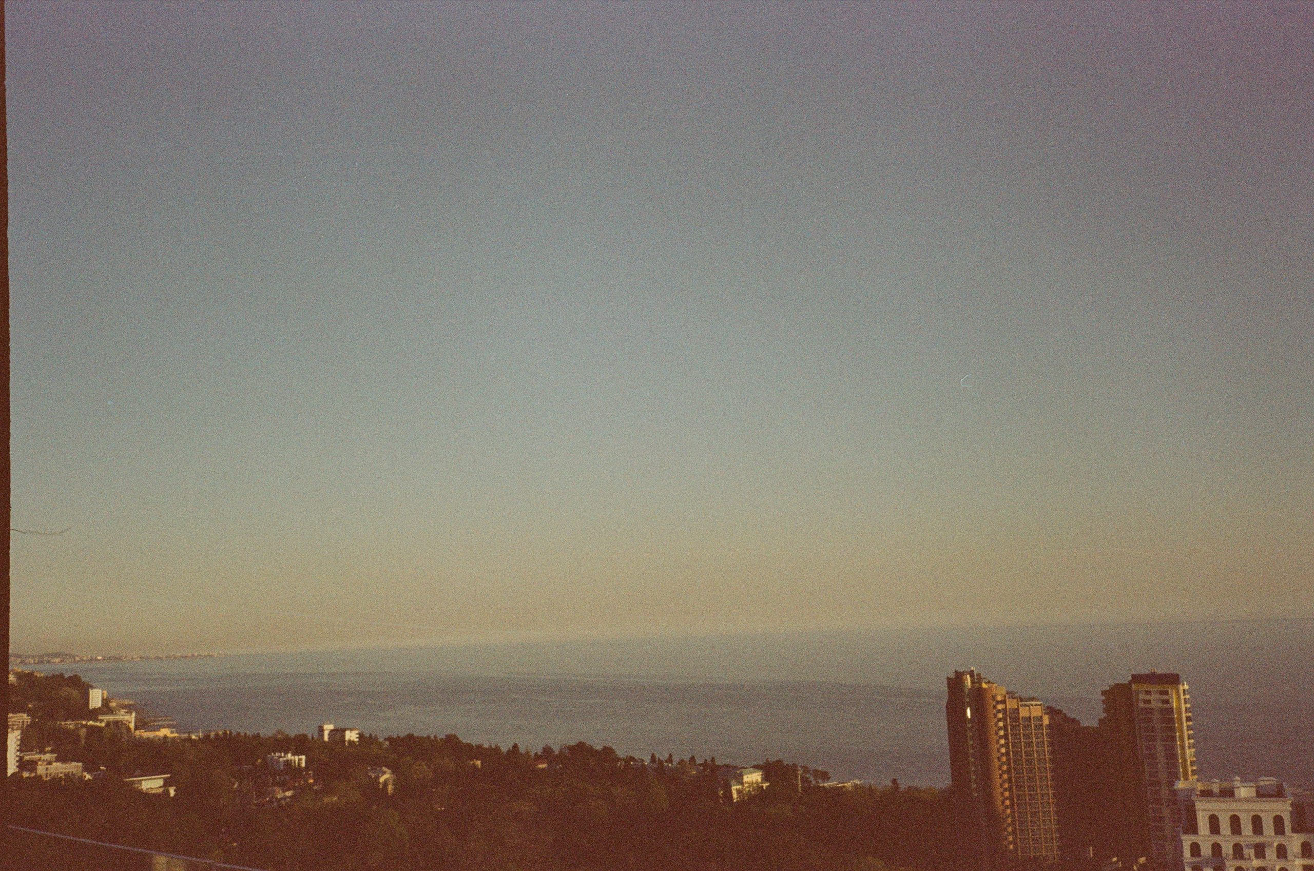 Вечерняя прогулка: закаты, крыша Metropol и улочки Сочи. Фотограф-документалист Мария Осокина