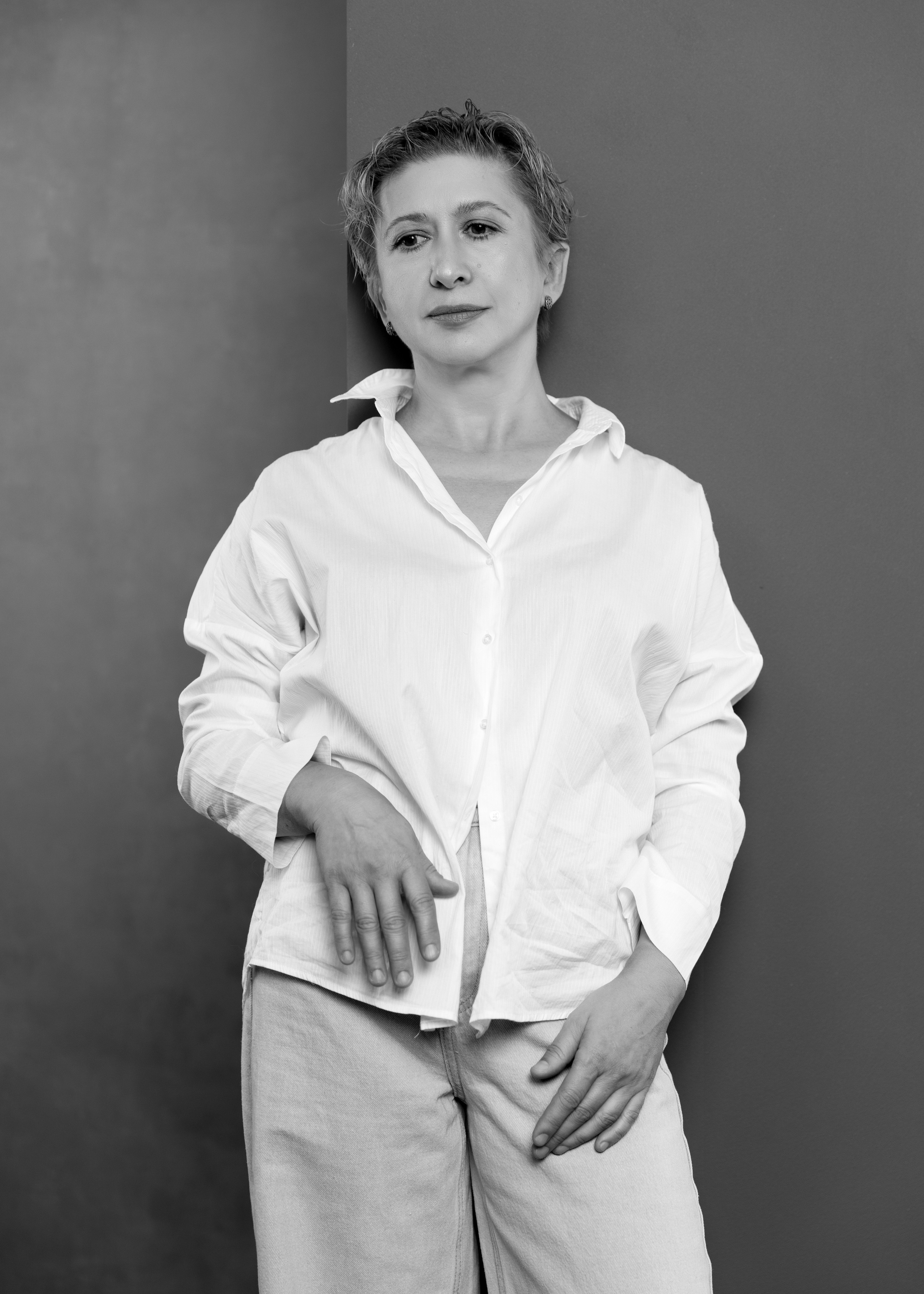 Женщина сидит на стуле в студии. Фотограф Анна Телекаева, выпускные альбомы, семейные и репортажные съемки в Омске