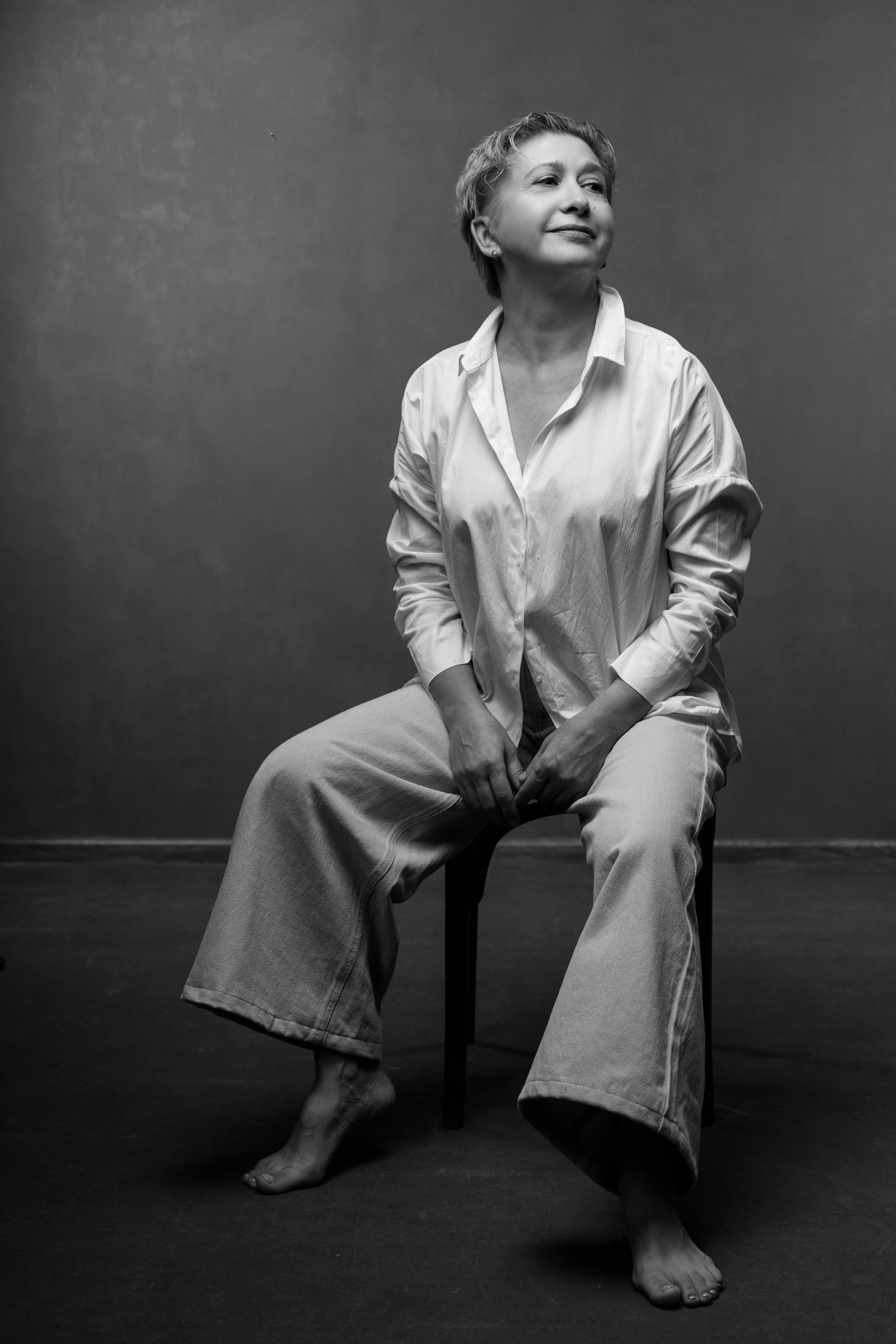 Женщина сидит на стуле в студии. Фотограф Анна Телекаева, выпускные альбомы, семейные и репортажные съемки в Омске