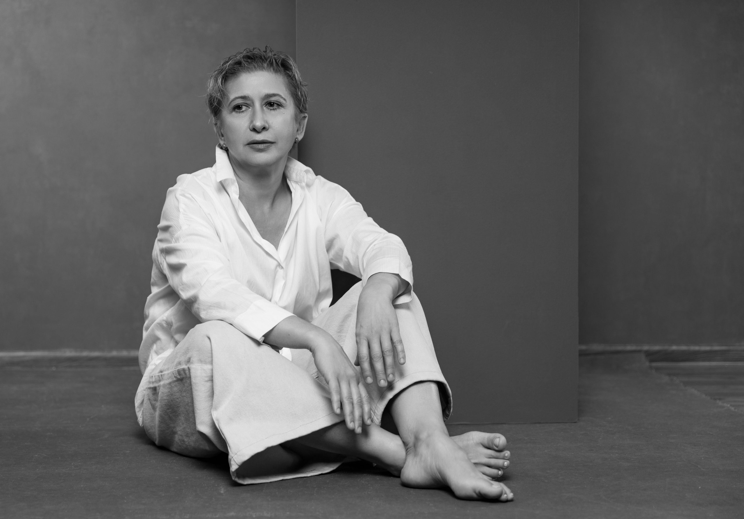 Женщина сидит на стуле в студии. Фотограф Анна Телекаева, выпускные альбомы, семейные и репортажные съемки в Омске