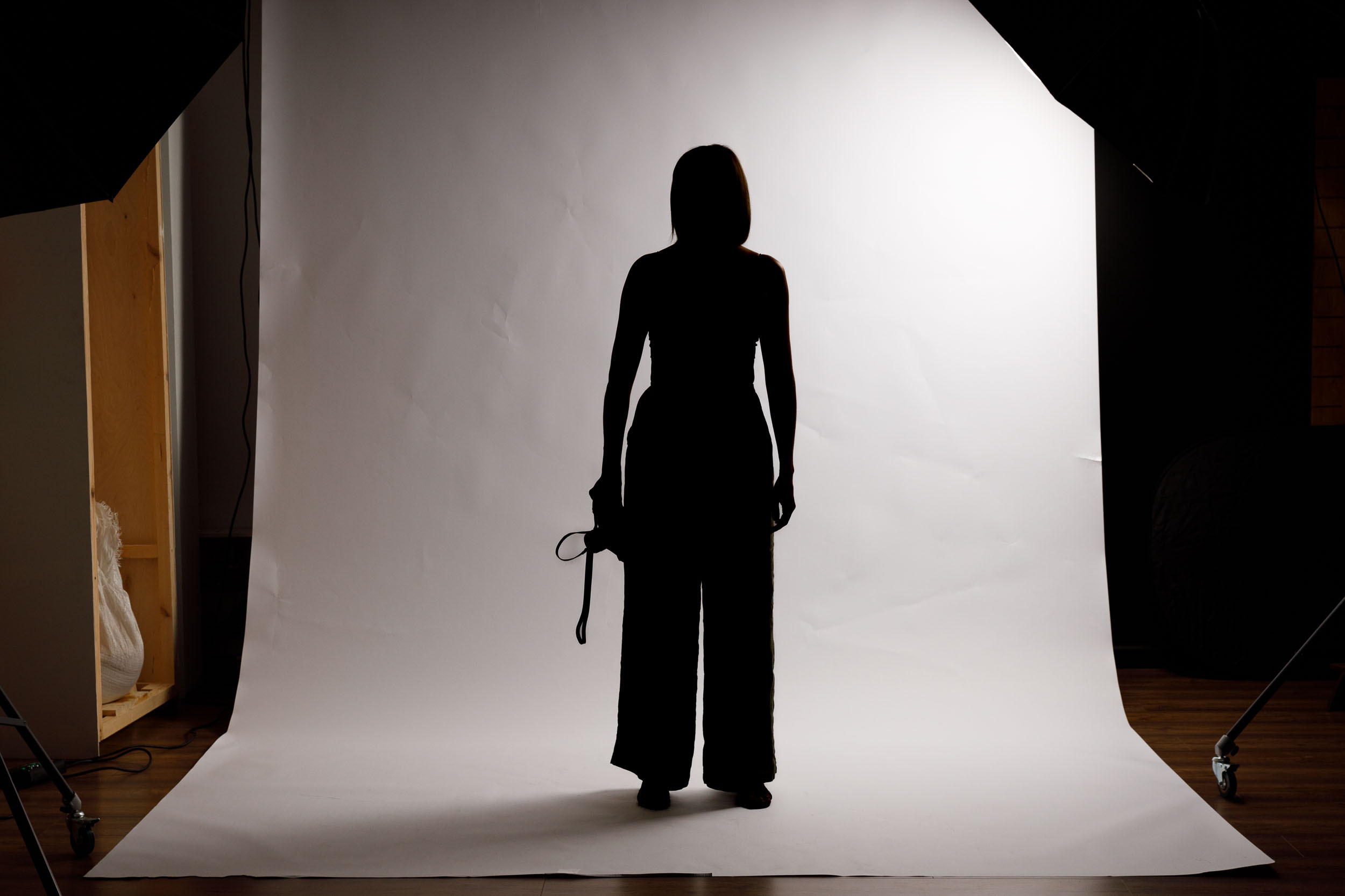 Силуэт девушки на белом фоне в студии.