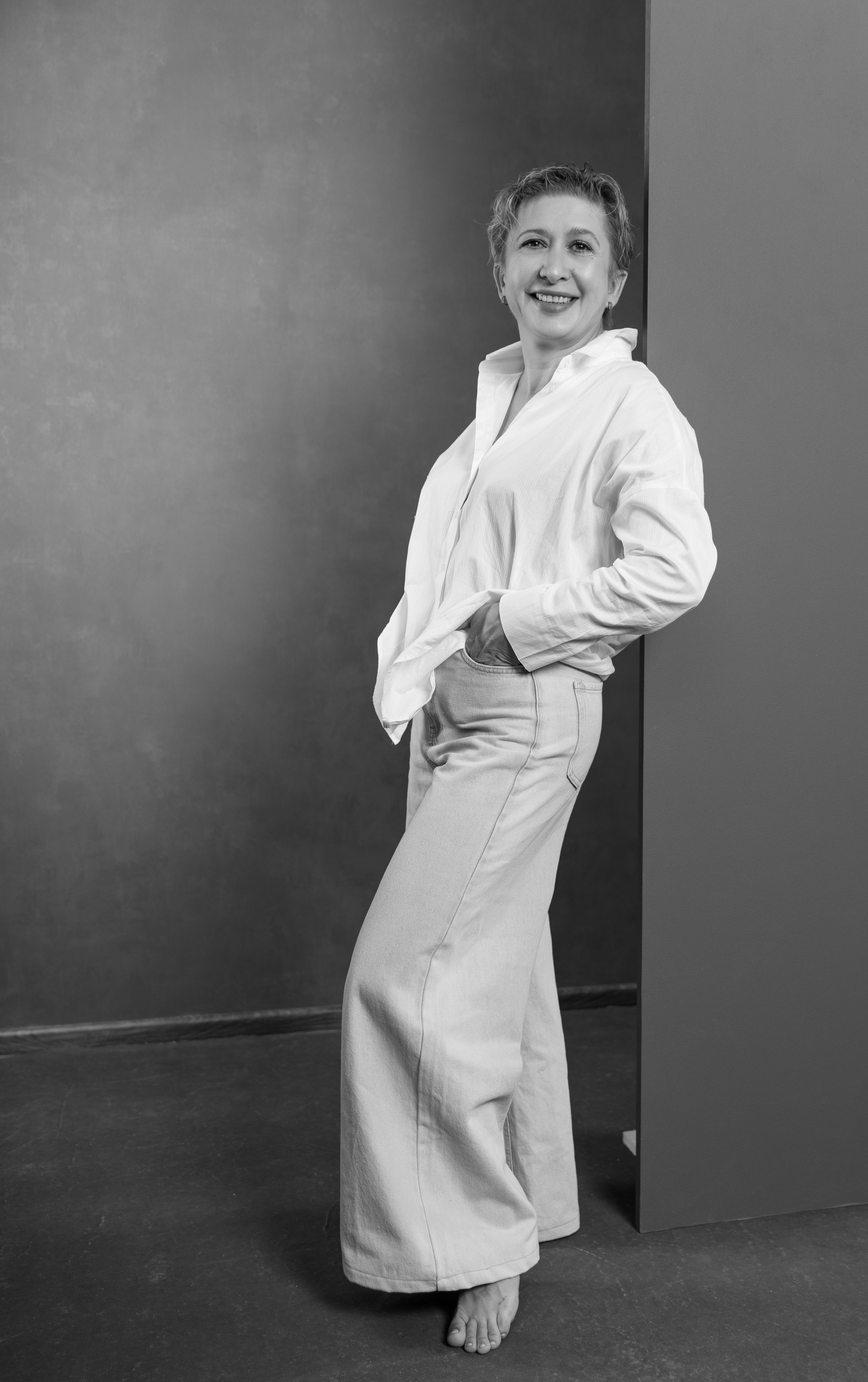 Женщина сидит на стуле в студии. Фотограф Анна Телекаева, выпускные альбомы, семейные и репортажные съемки в Омске