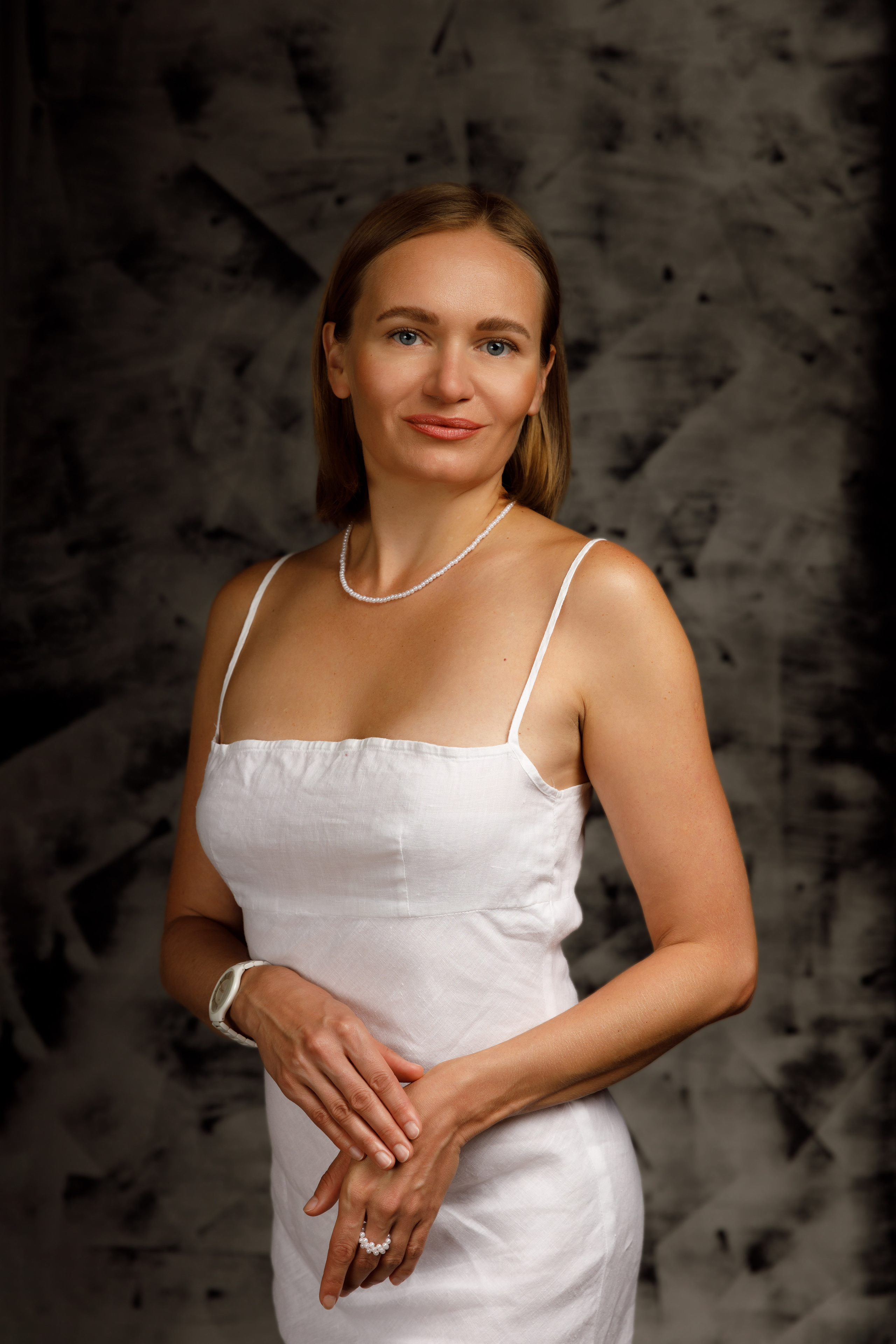 красивая девушка на черно-белом фоне в студии.