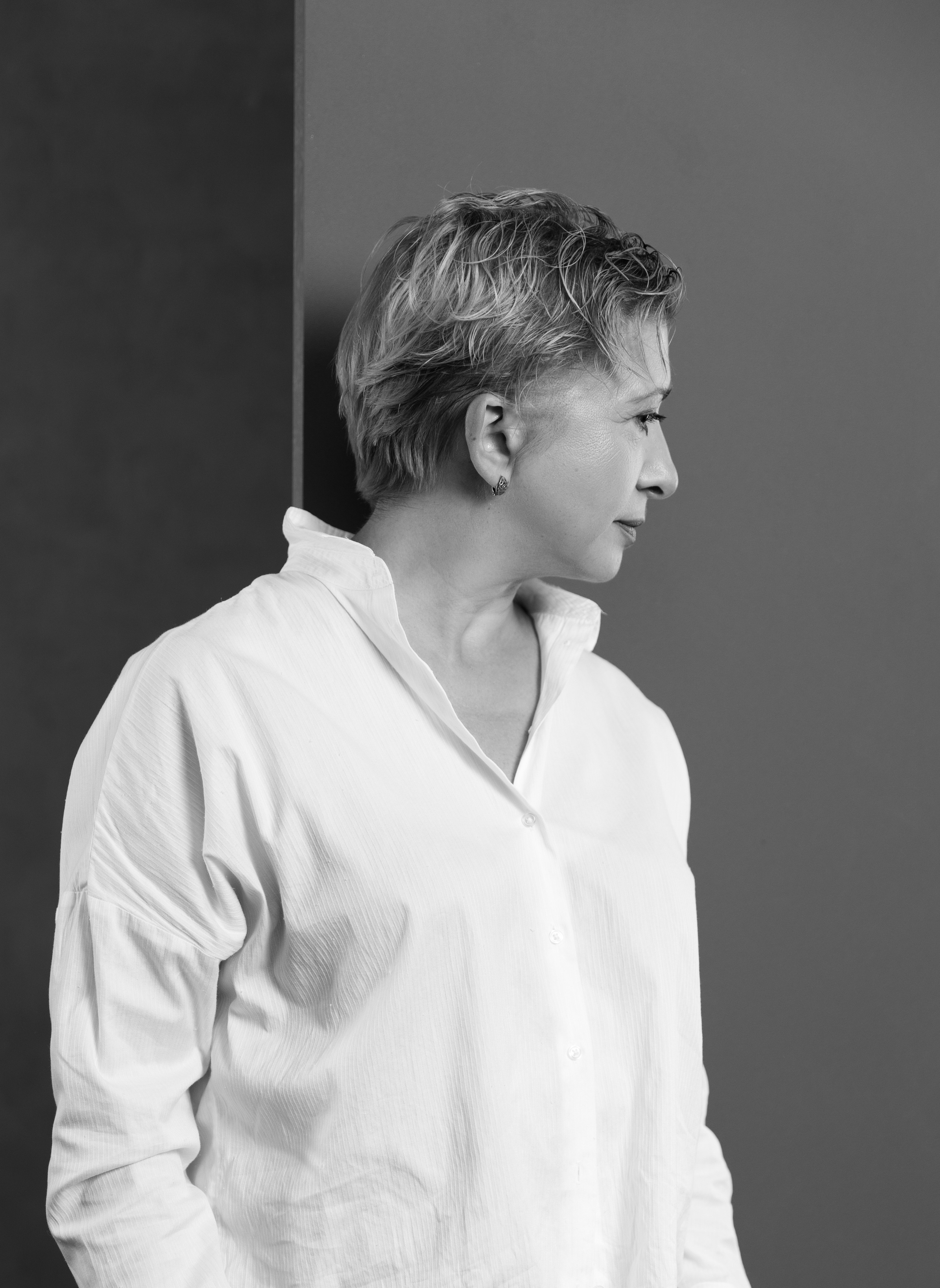 Женщина сидит на стуле в студии. Фотограф Анна Телекаева, выпускные альбомы, семейные и репортажные съемки в Омске