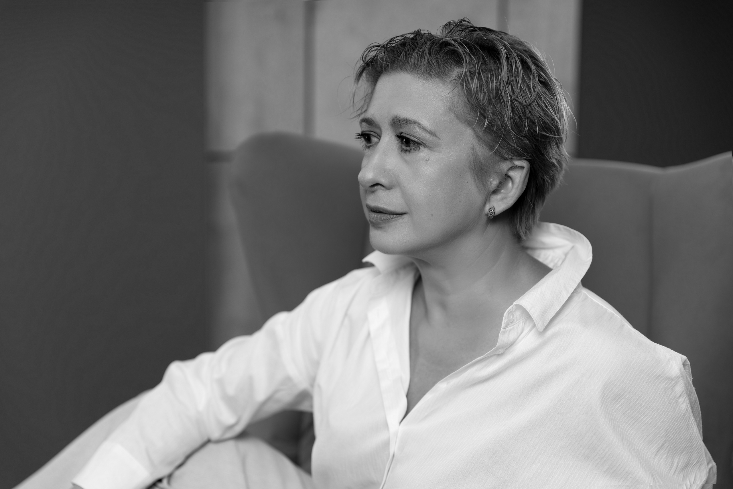 Женщина сидит на стуле в студии. Фотограф Анна Телекаева, выпускные альбомы, семейные и репортажные съемки в Омске