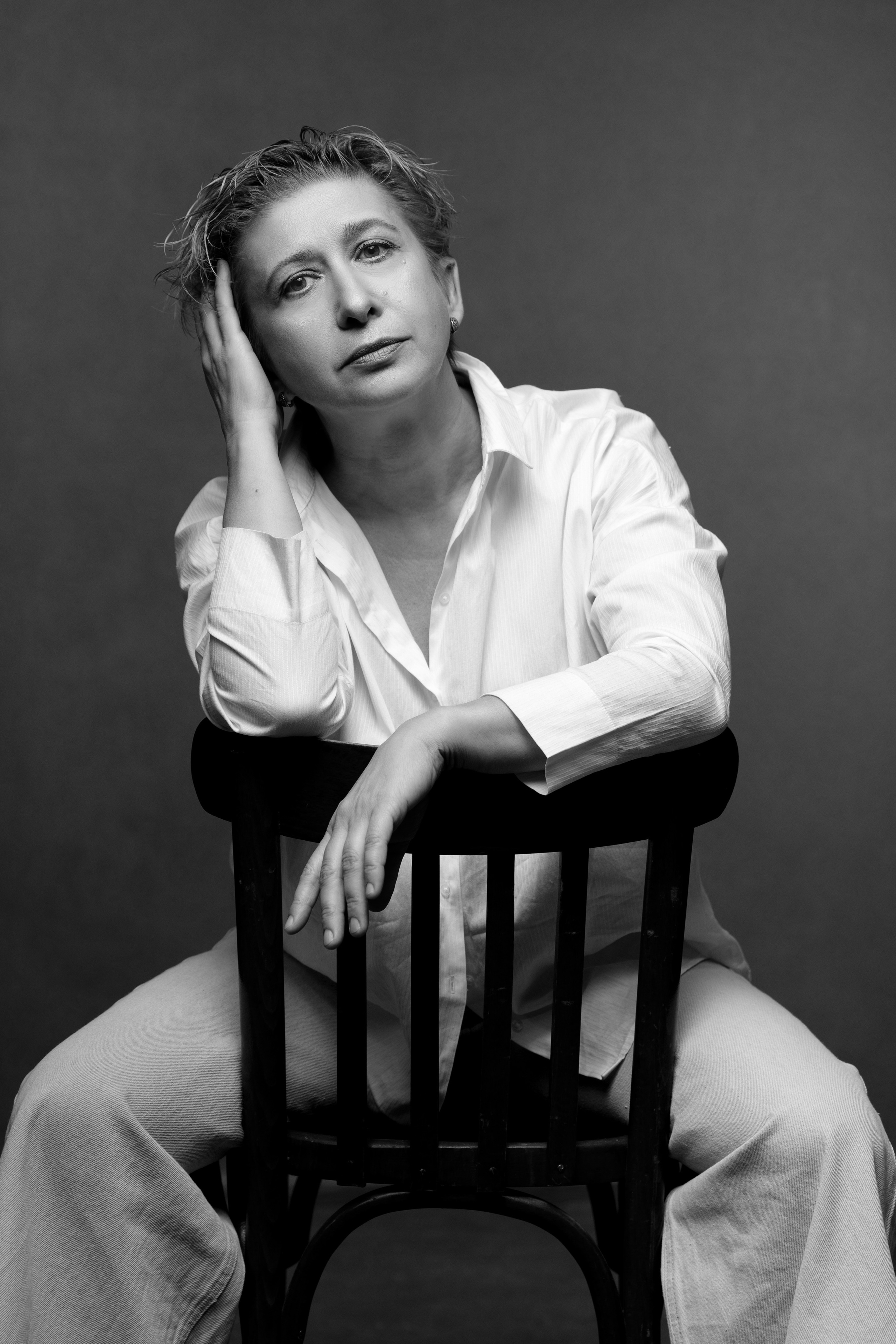 Женщина сидит на стуле в студии. Фотограф Анна Телекаева, выпускные альбомы, семейные и репортажные съемки в Омске