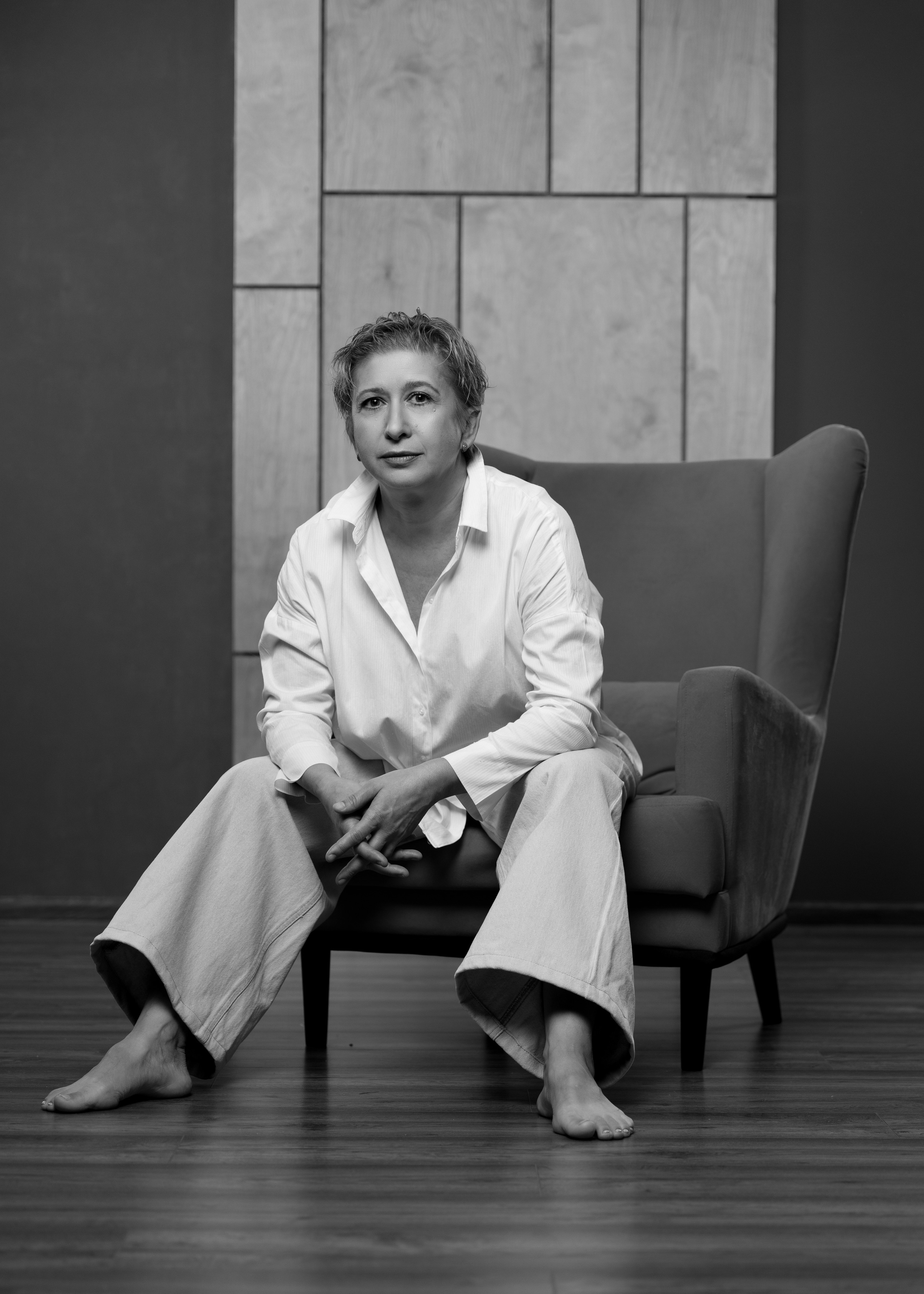 Женщина сидит на стуле в студии. Фотограф Анна Телекаева, выпускные альбомы, семейные и репортажные съемки в Омске