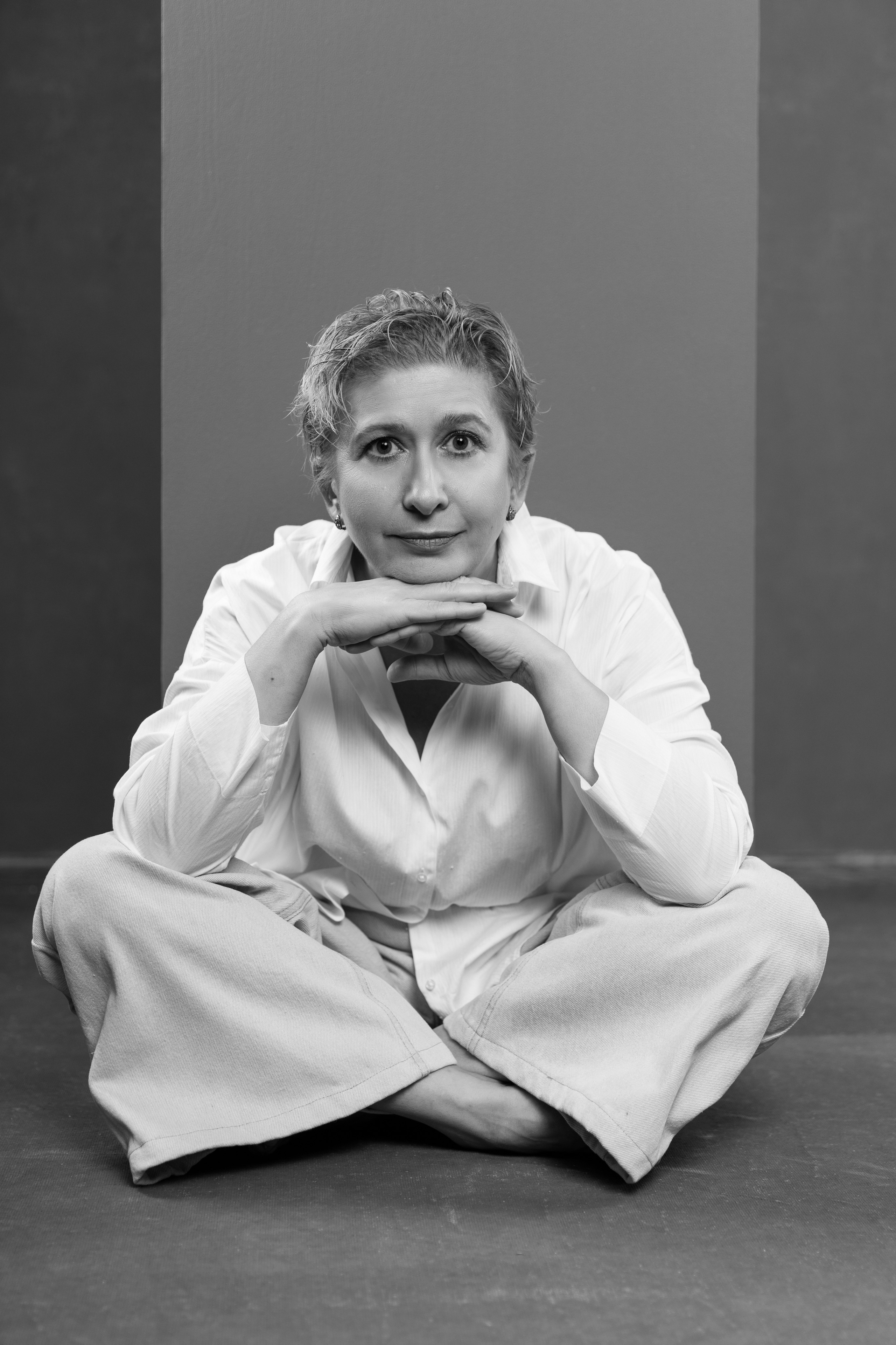 Женщина сидит на стуле в студии. Фотограф Анна Телекаева, выпускные альбомы, семейные и репортажные съемки в Омске