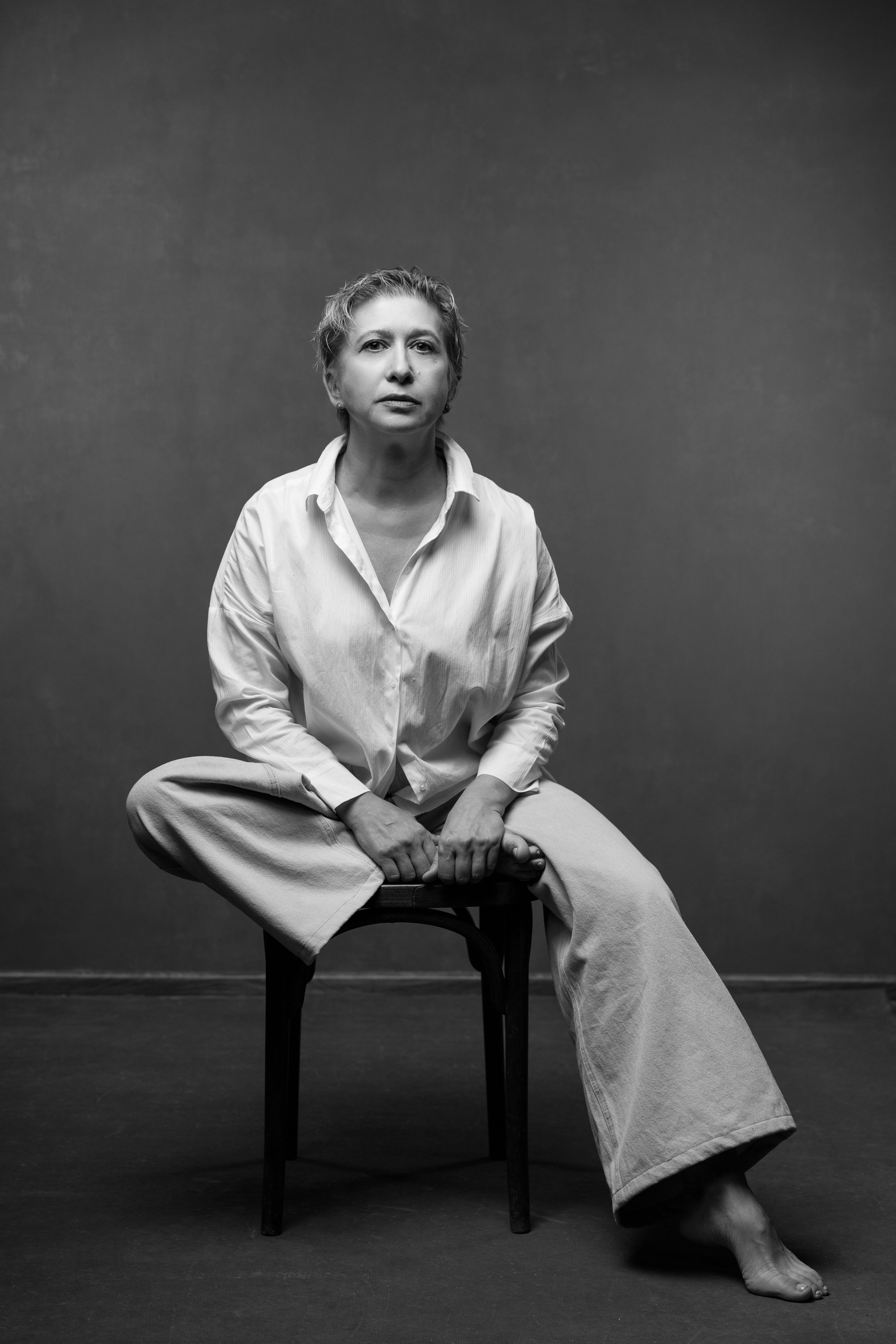 Женщина сидит на стуле в студии. Фотограф Анна Телекаева, выпускные альбомы, семейные и репортажные съемки в Омске