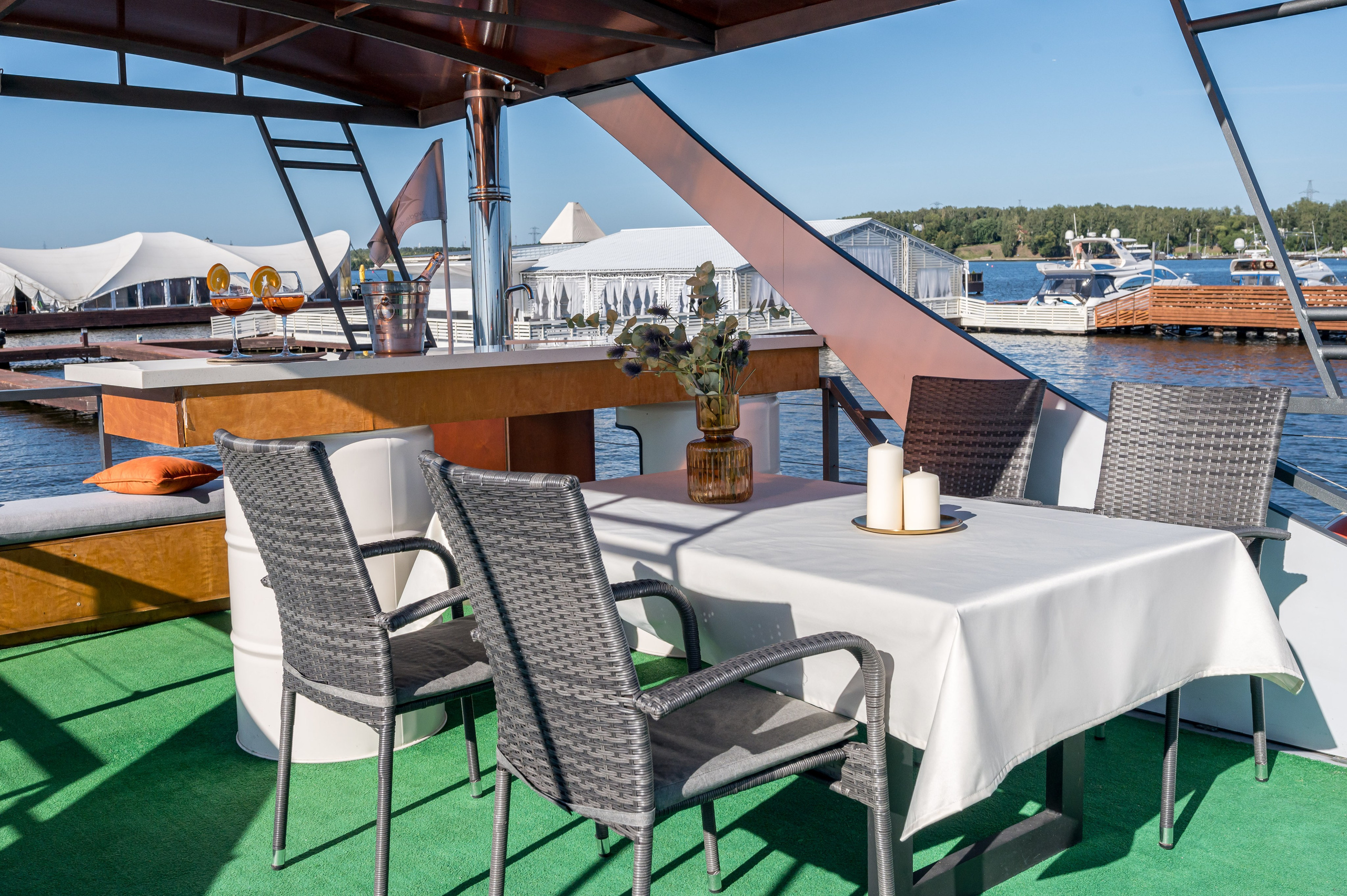 Хаусботы для вечеринок и бизнес-встреч. Интерьерный Фотограф Москва Криста FLY Труфанова