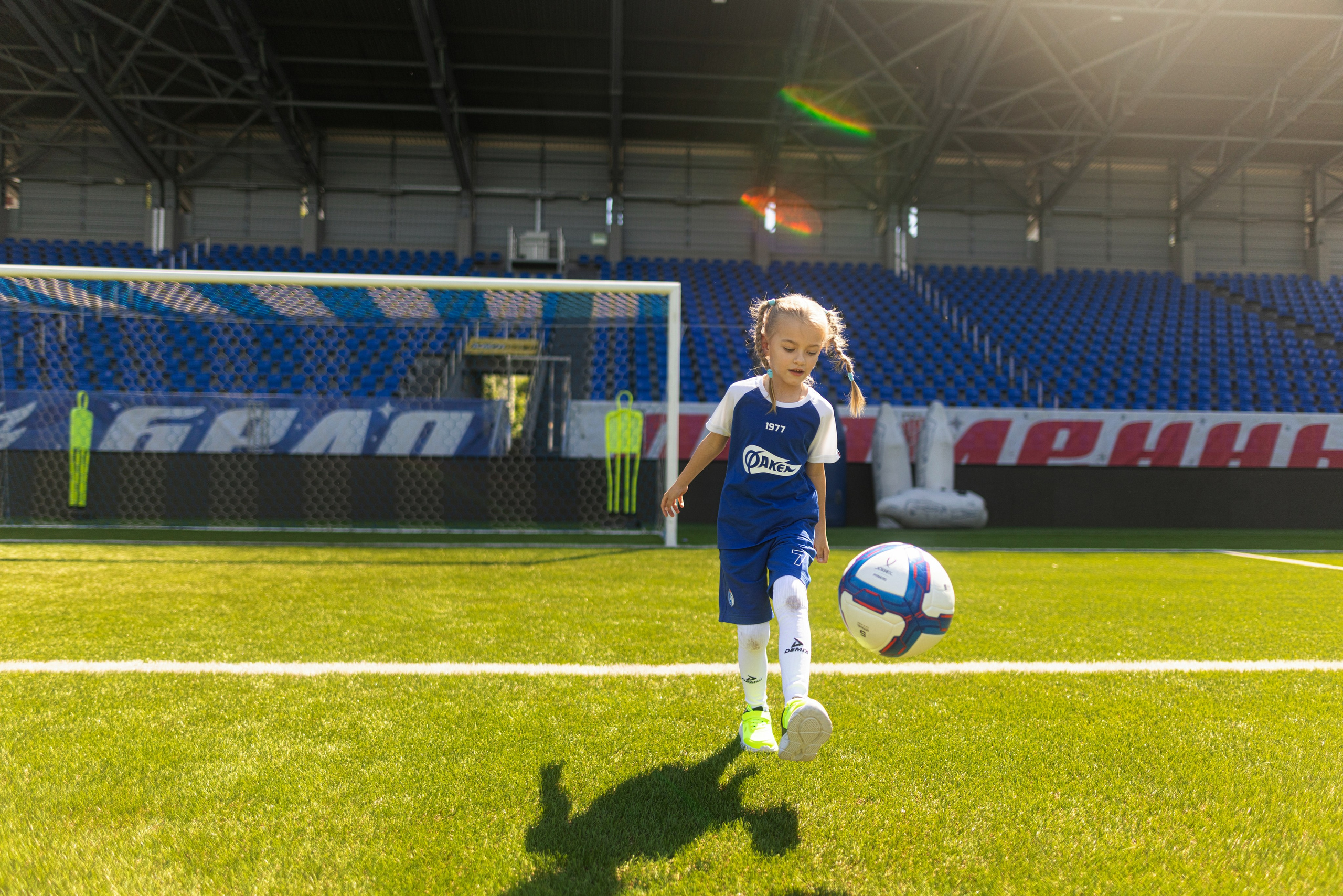Детский портрет с Алисой на футбольном стадионе. Дмитрий Шульгин, портретный фотограф в Воронеже